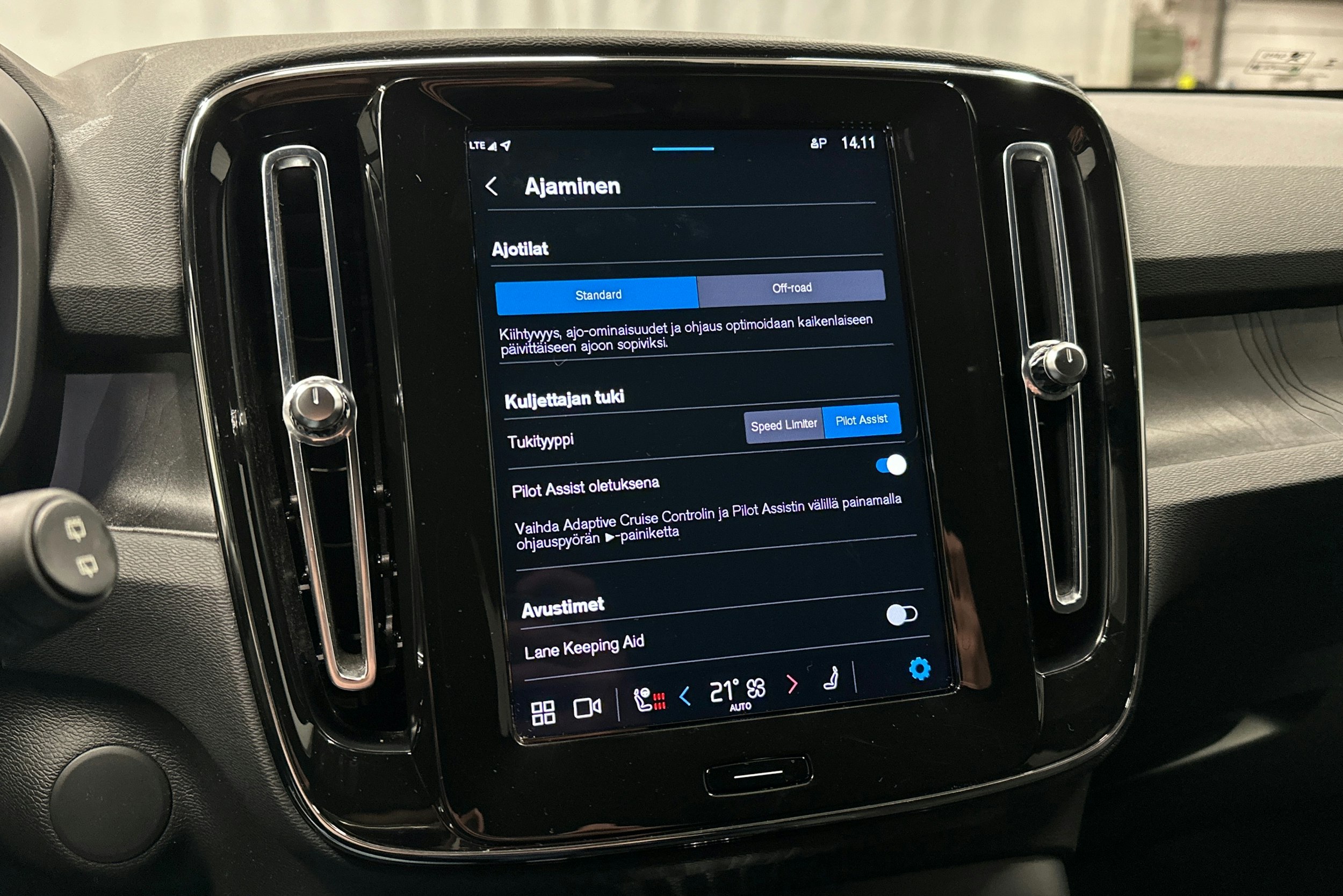 vihreä Volvo XC40 2023 kuva 25.