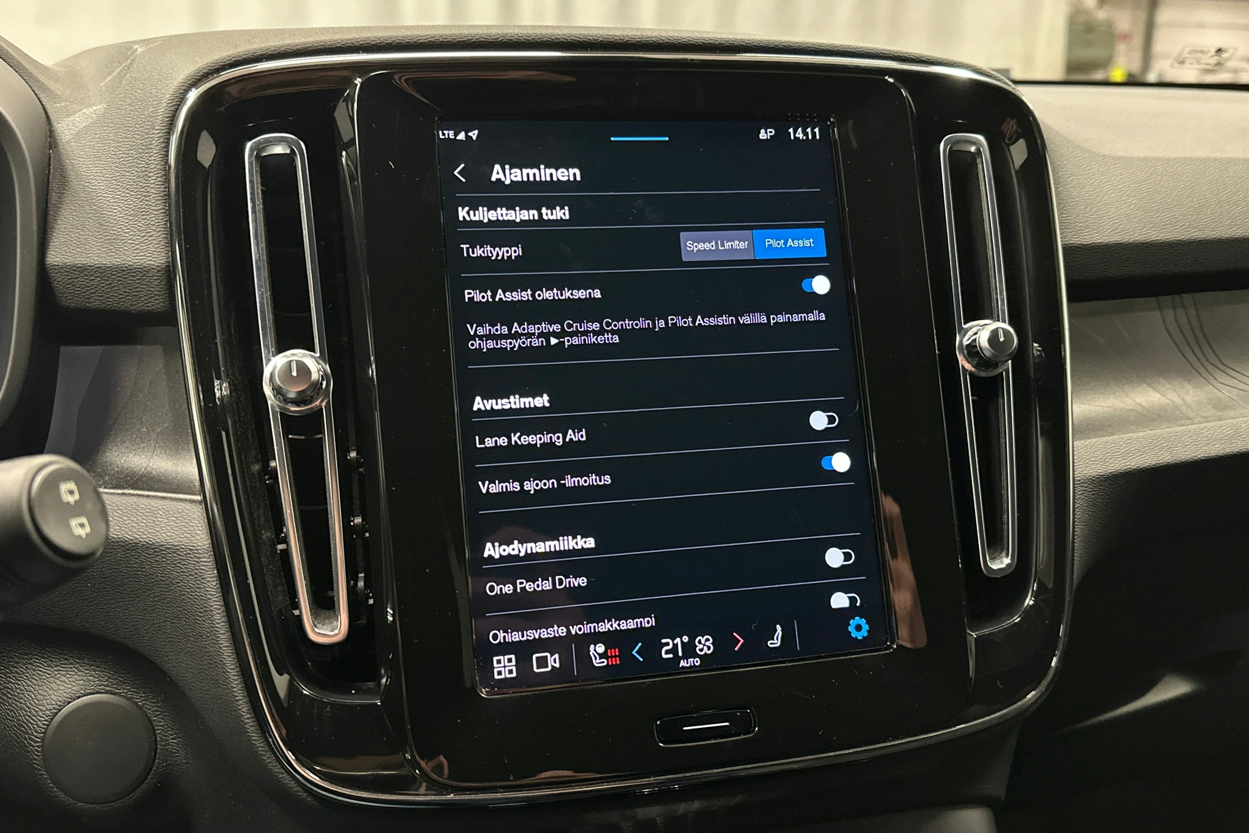 vihreä Volvo XC40 2023 kuva 26.