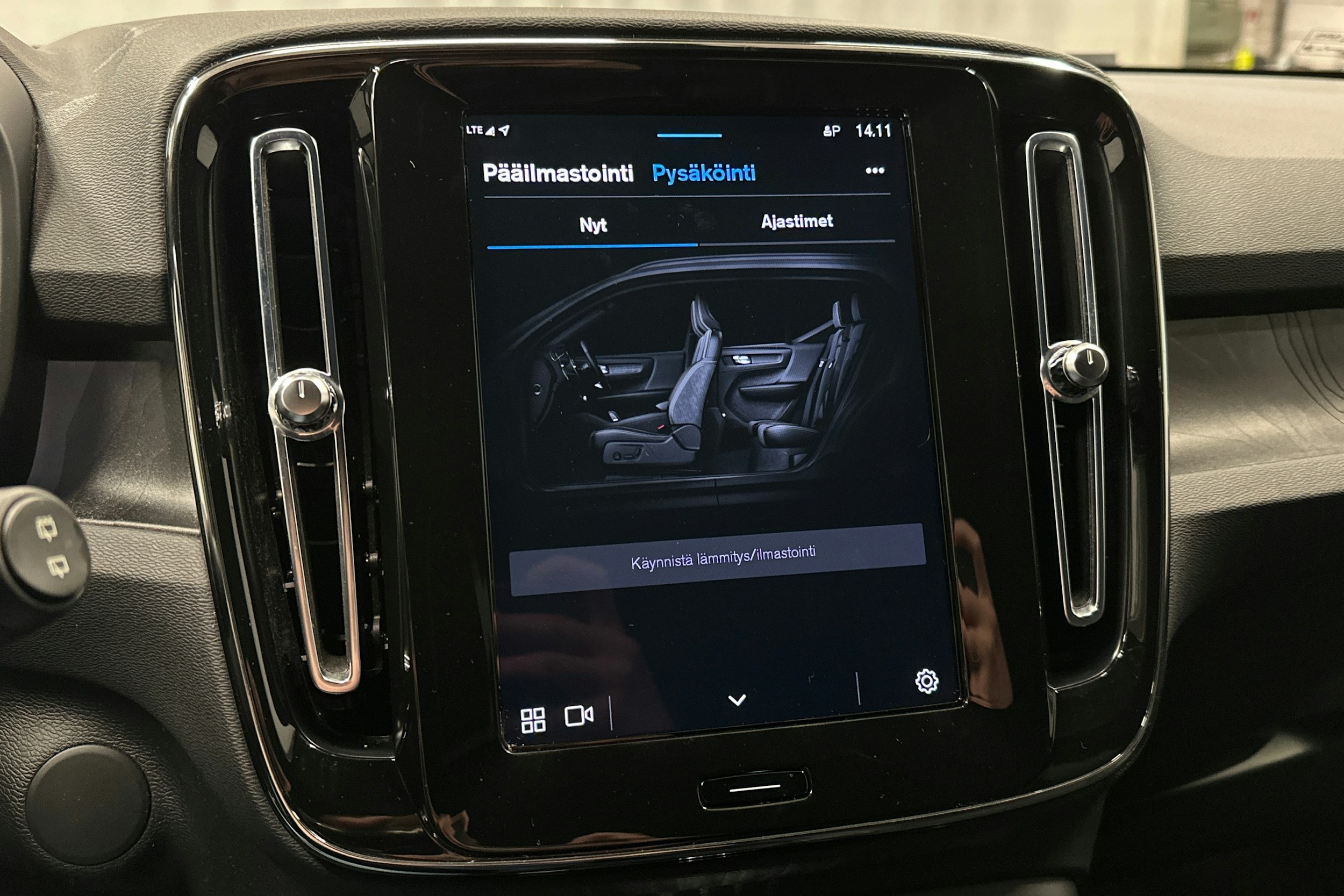 vihreä Volvo XC40 2023 kuva 27.