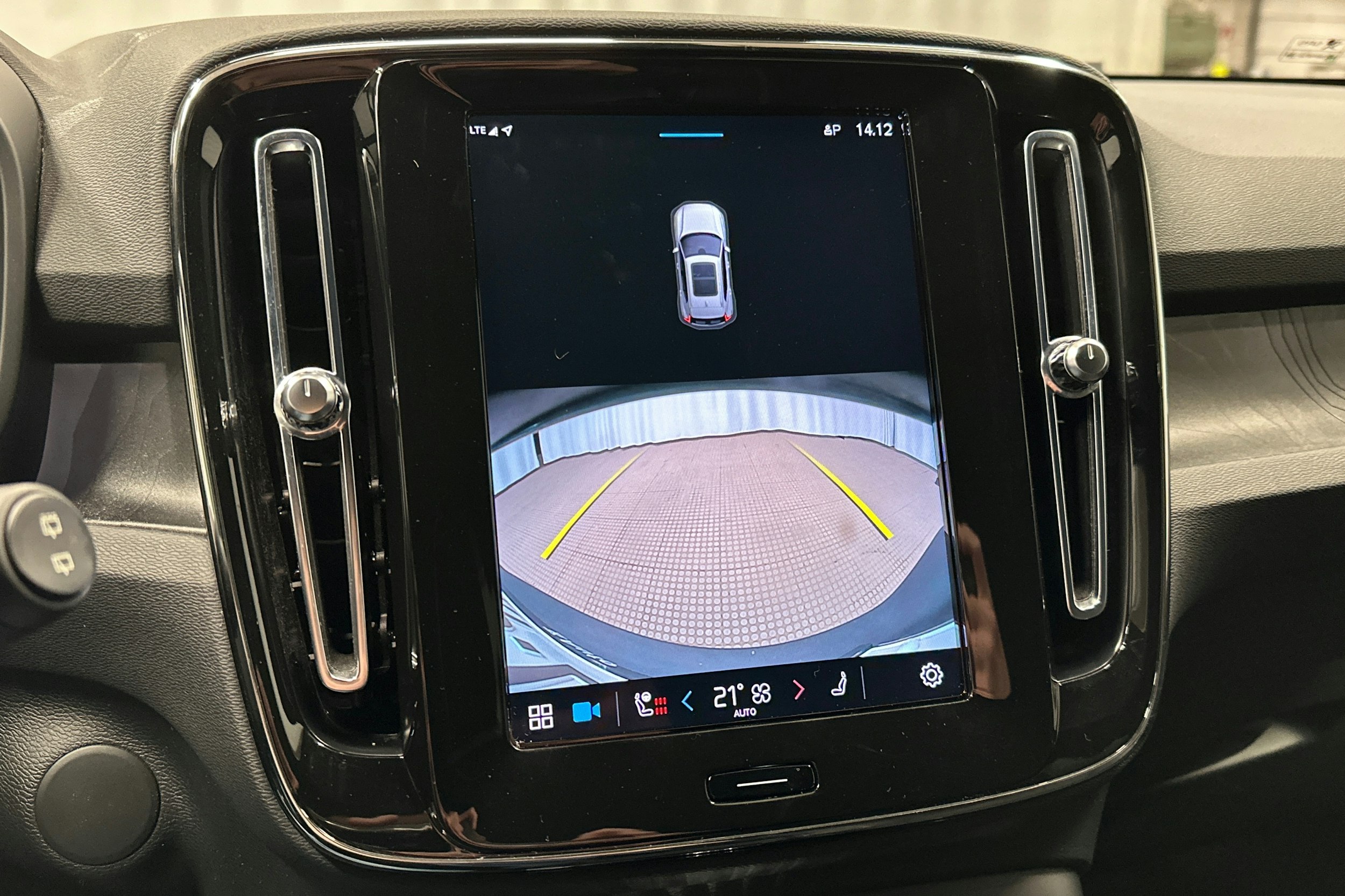 vihreä Volvo XC40 2023 kuva 28.