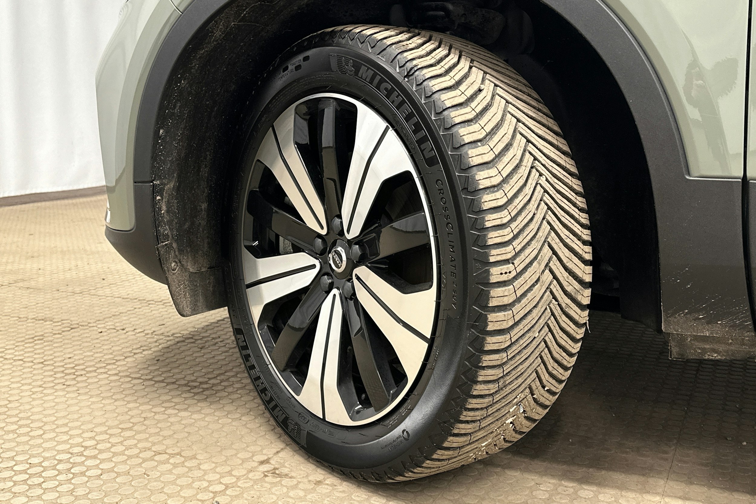 vihreä Volvo XC40 2023 kuva 13.