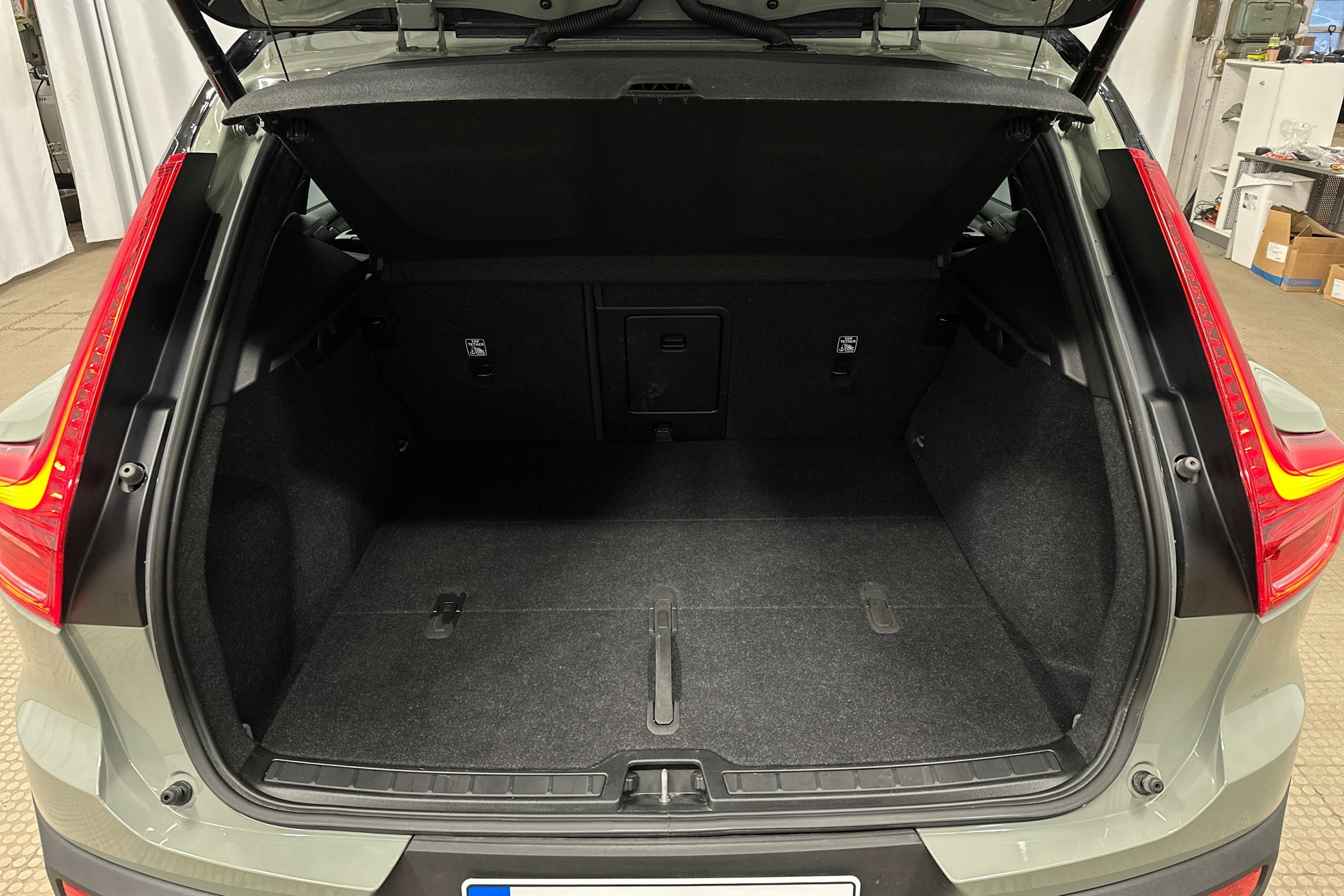 vihreä Volvo XC40 2023 kuva 14.