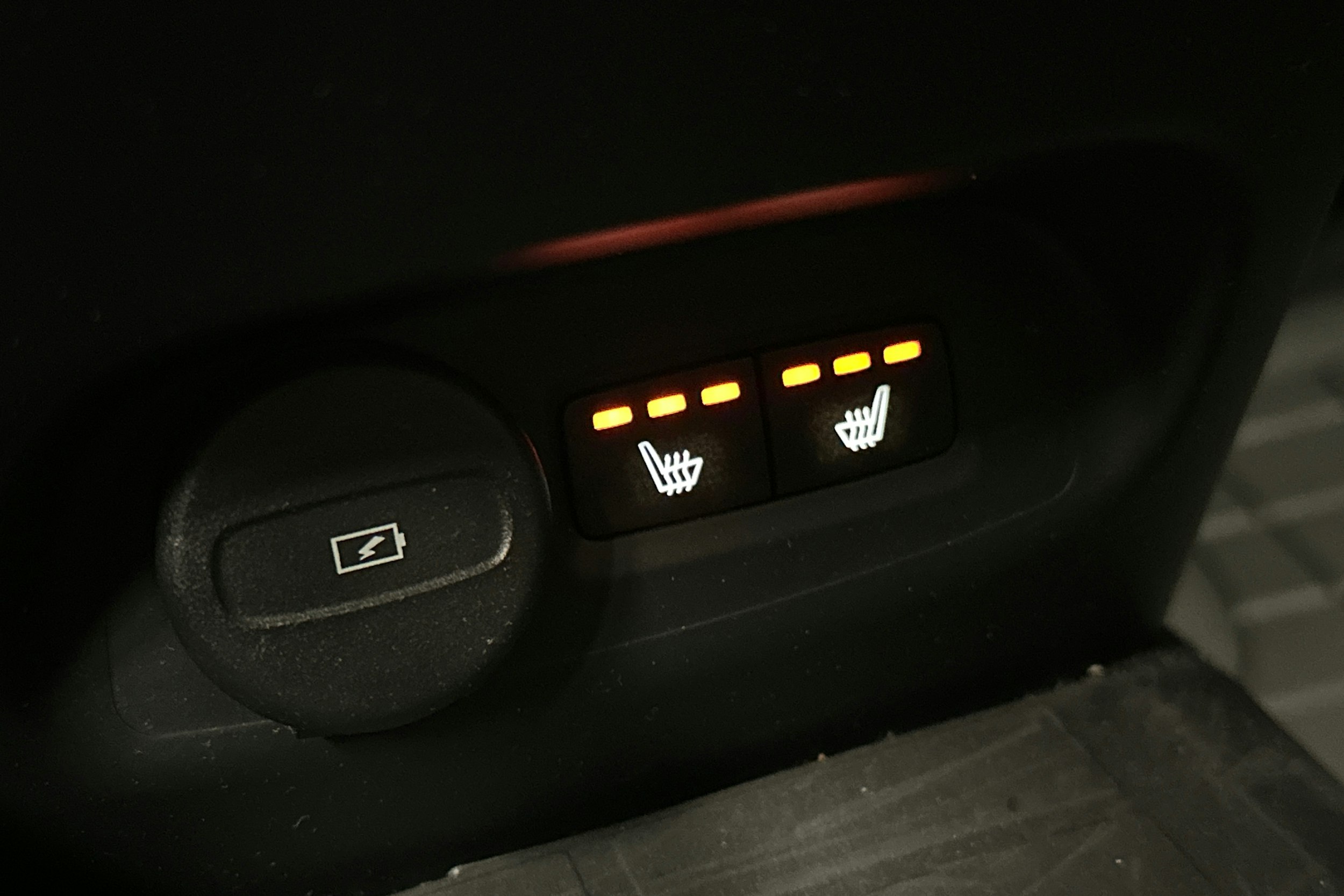 vihreä Volvo XC40 2023 kuva 16.