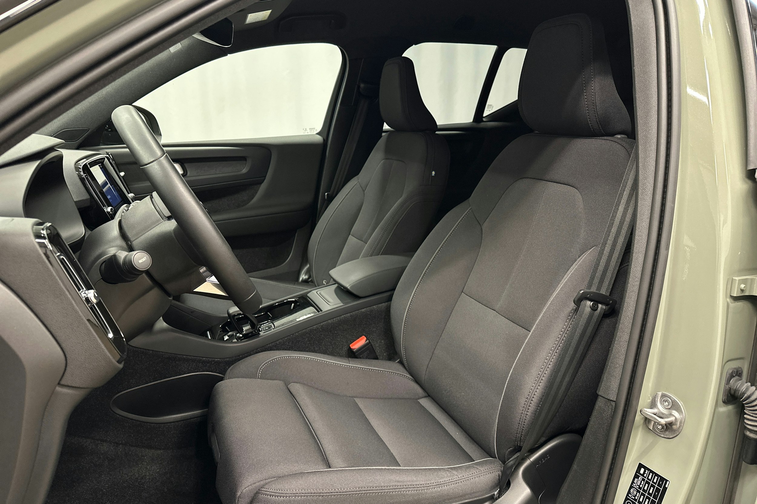 vihreä Volvo XC40 2023 kuva 17.