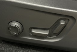 vihreä Volvo XC40 2023 kuva 18.