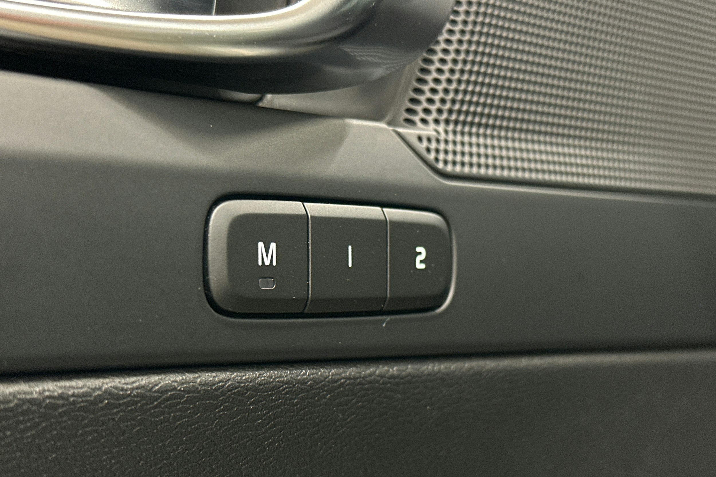 vihreä Volvo XC40 2023 kuva 19.