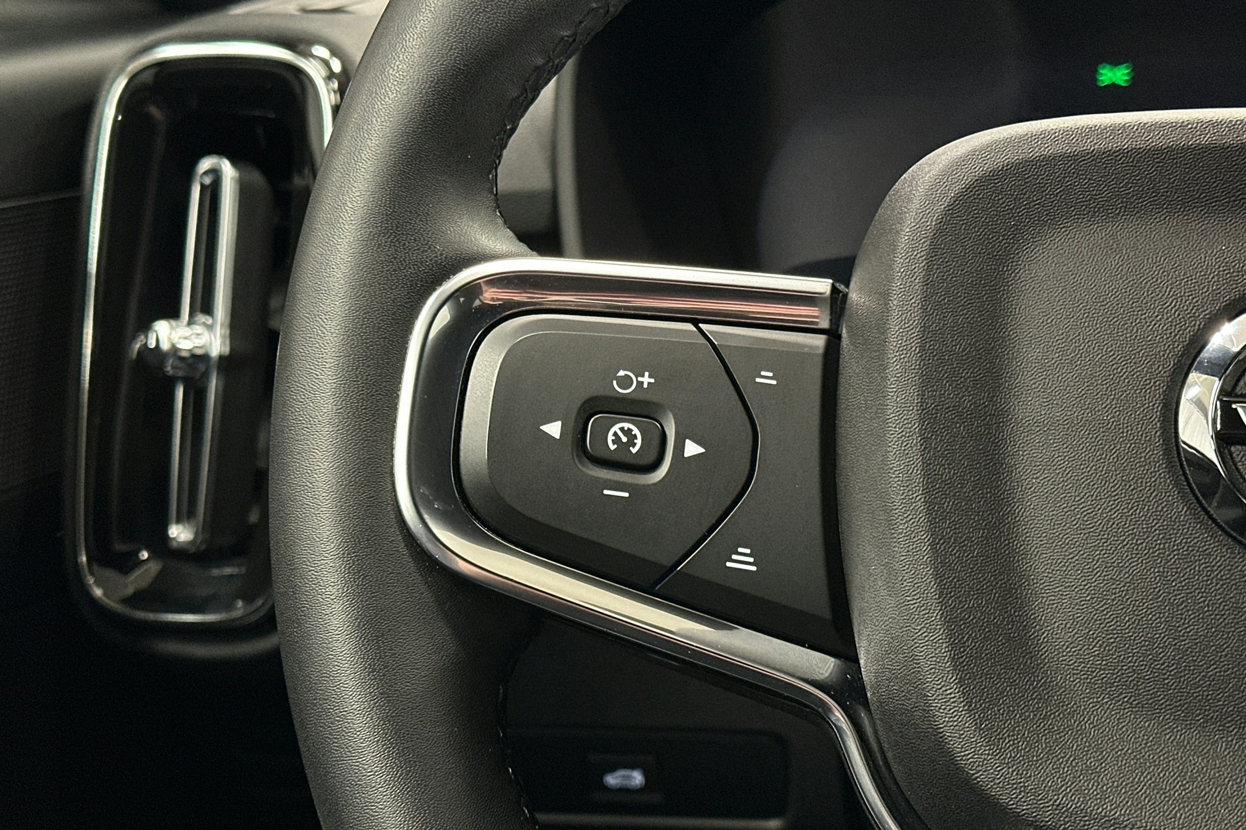 vihreä Volvo XC40 2023 kuva 21.