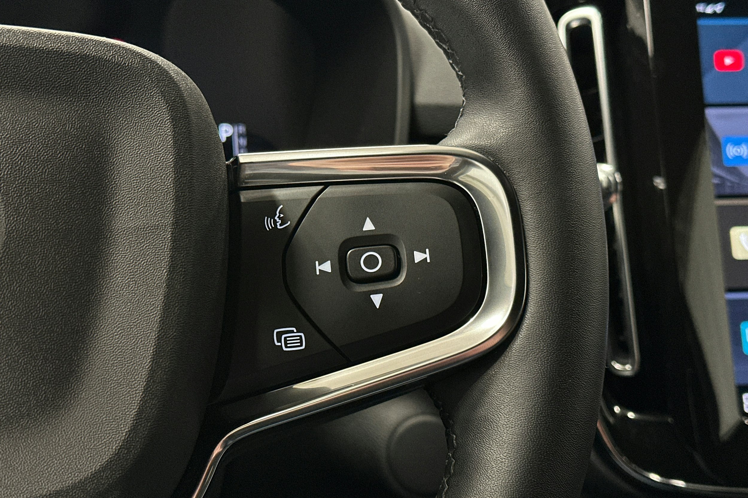 vihreä Volvo XC40 2023 kuva 22.