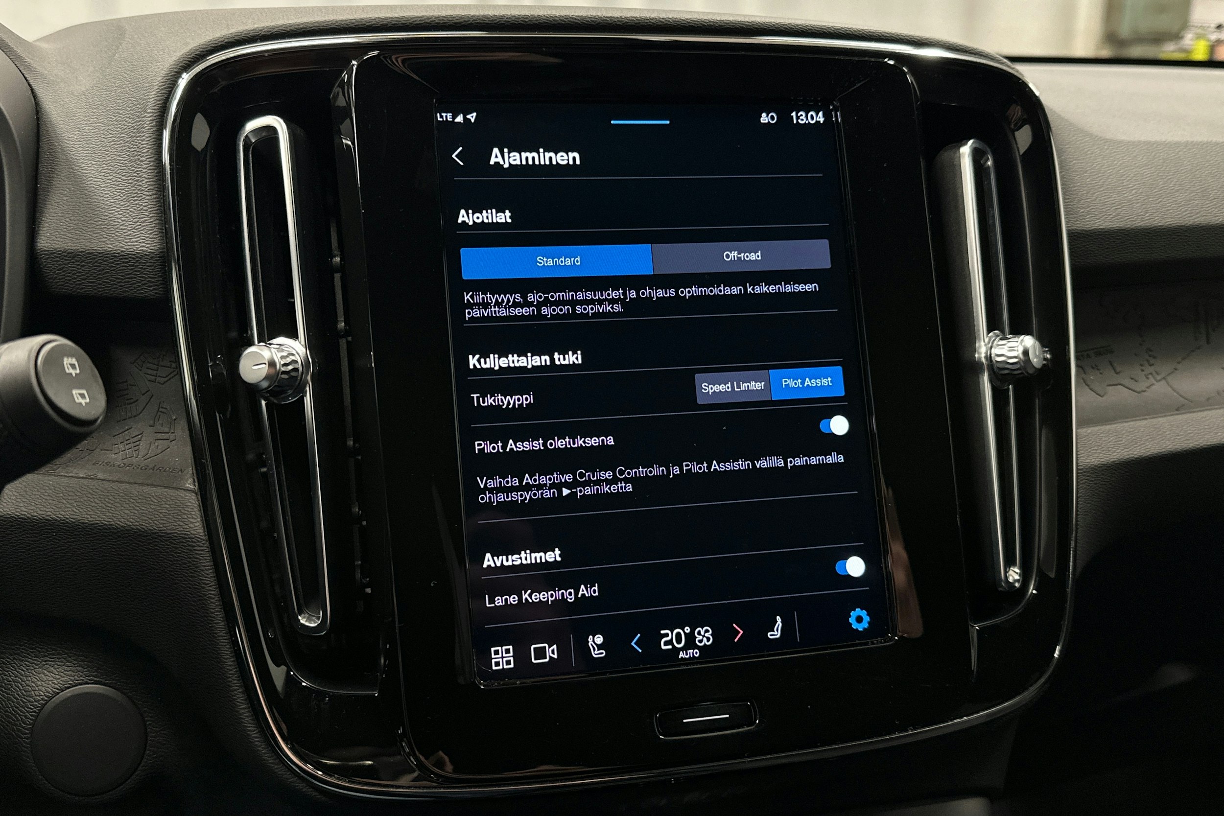 vihreä Volvo XC40 2023 kuva 25.