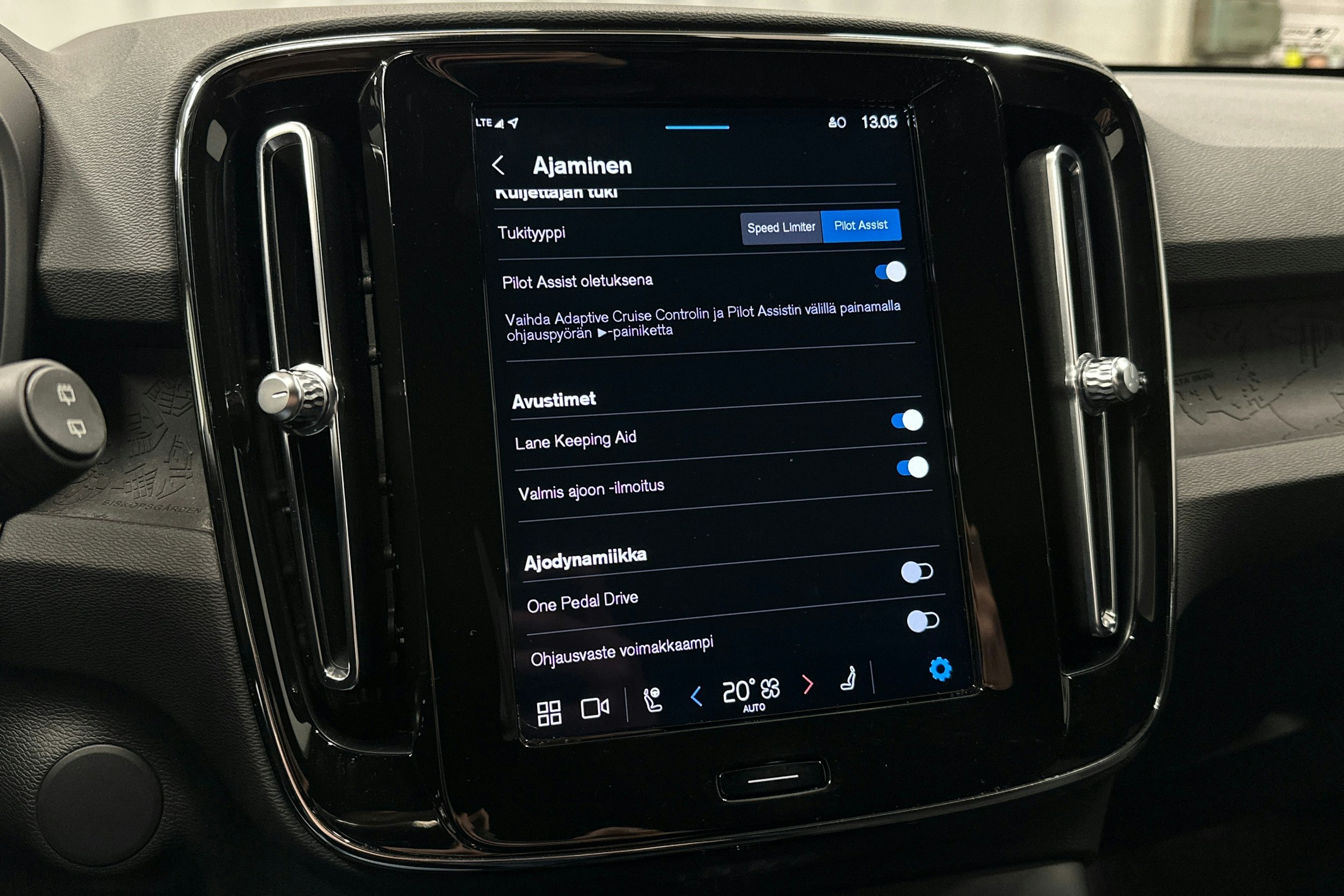 vihreä Volvo XC40 2023 kuva 26.