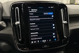 vihreä Volvo XC40 2023 kuva 26.