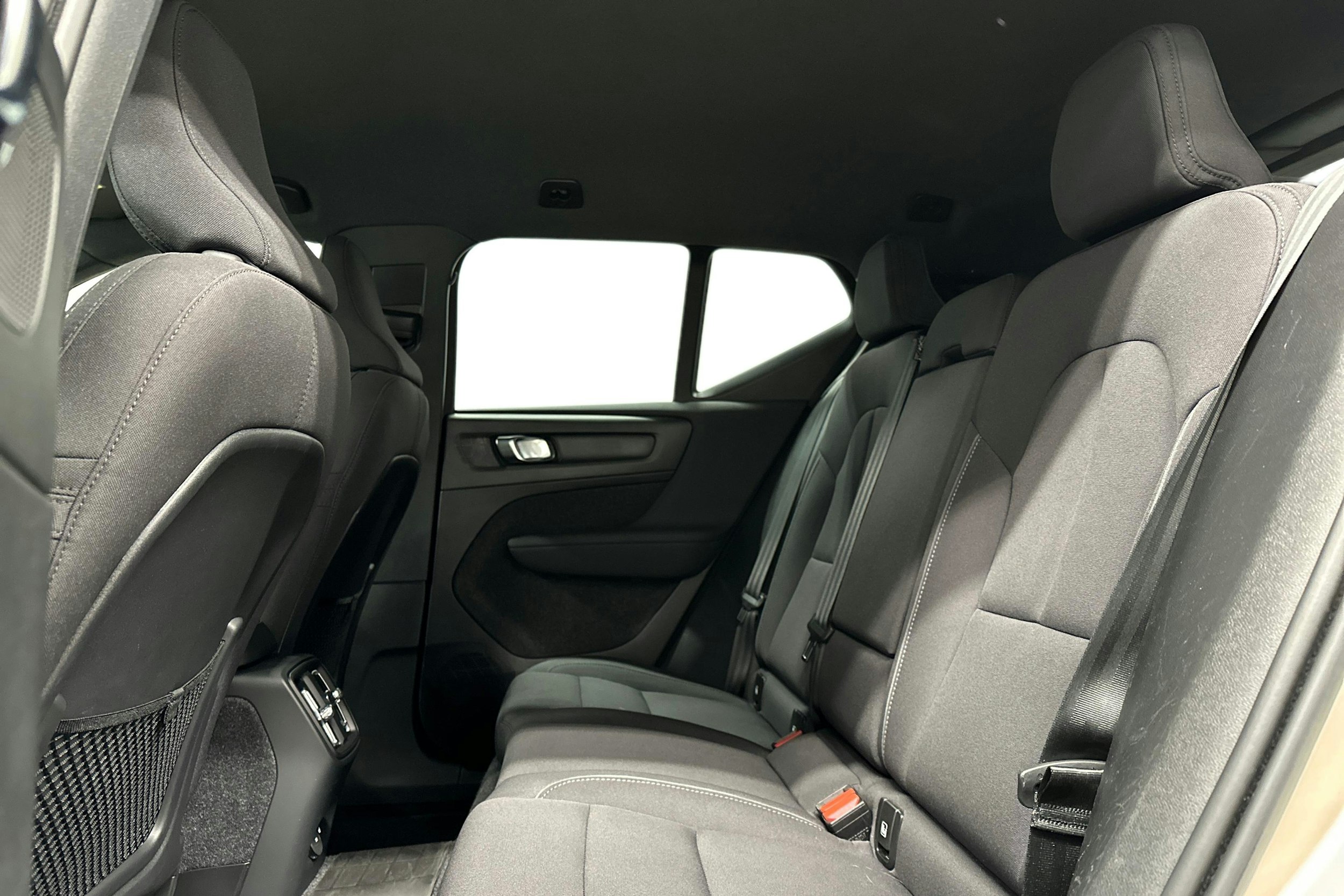 harmaa Volvo XC40 2023 kuva 8.