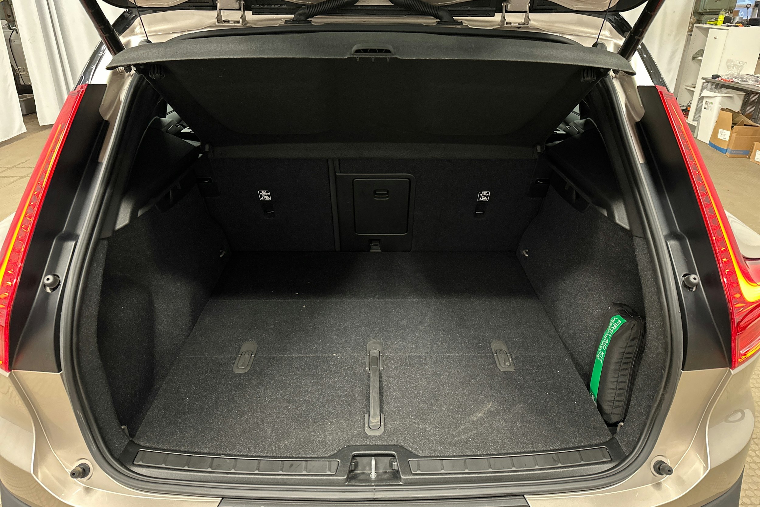 harmaa Volvo XC40 2023 kuva 11.