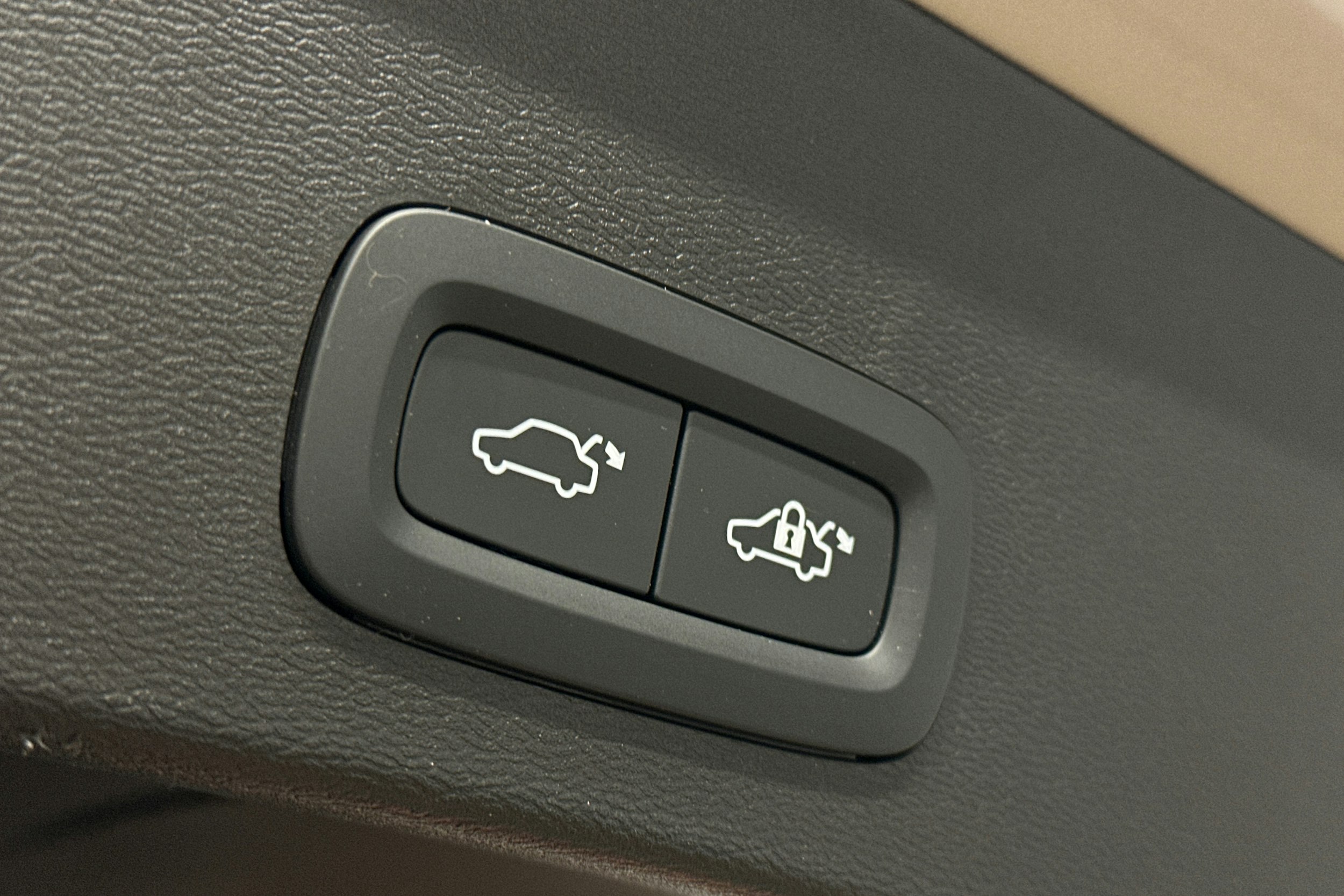 harmaa Volvo XC40 2023 kuva 12.