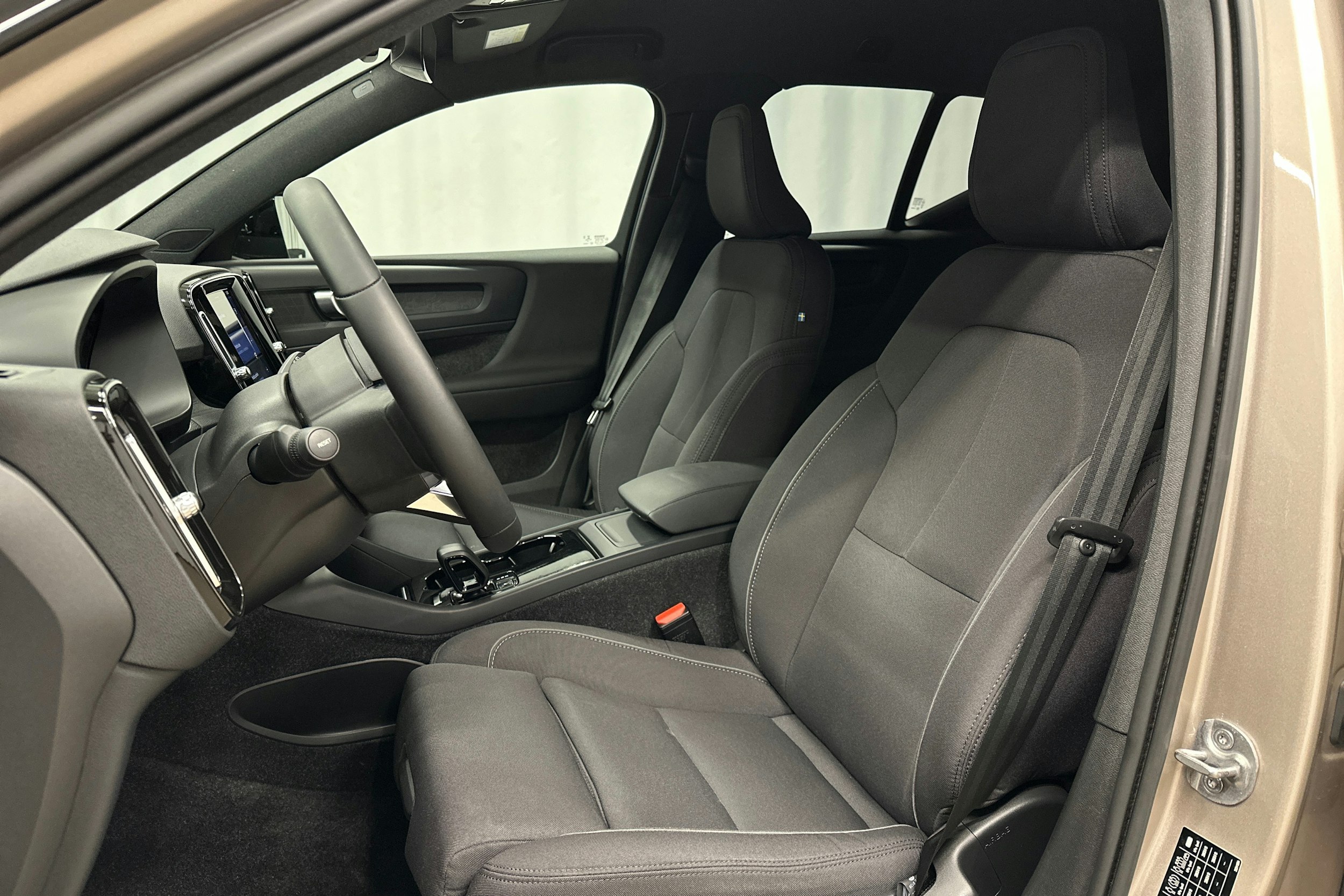 harmaa Volvo XC40 2023 kuva 14.