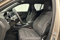 harmaa Volvo XC40 2023 kuva 14.