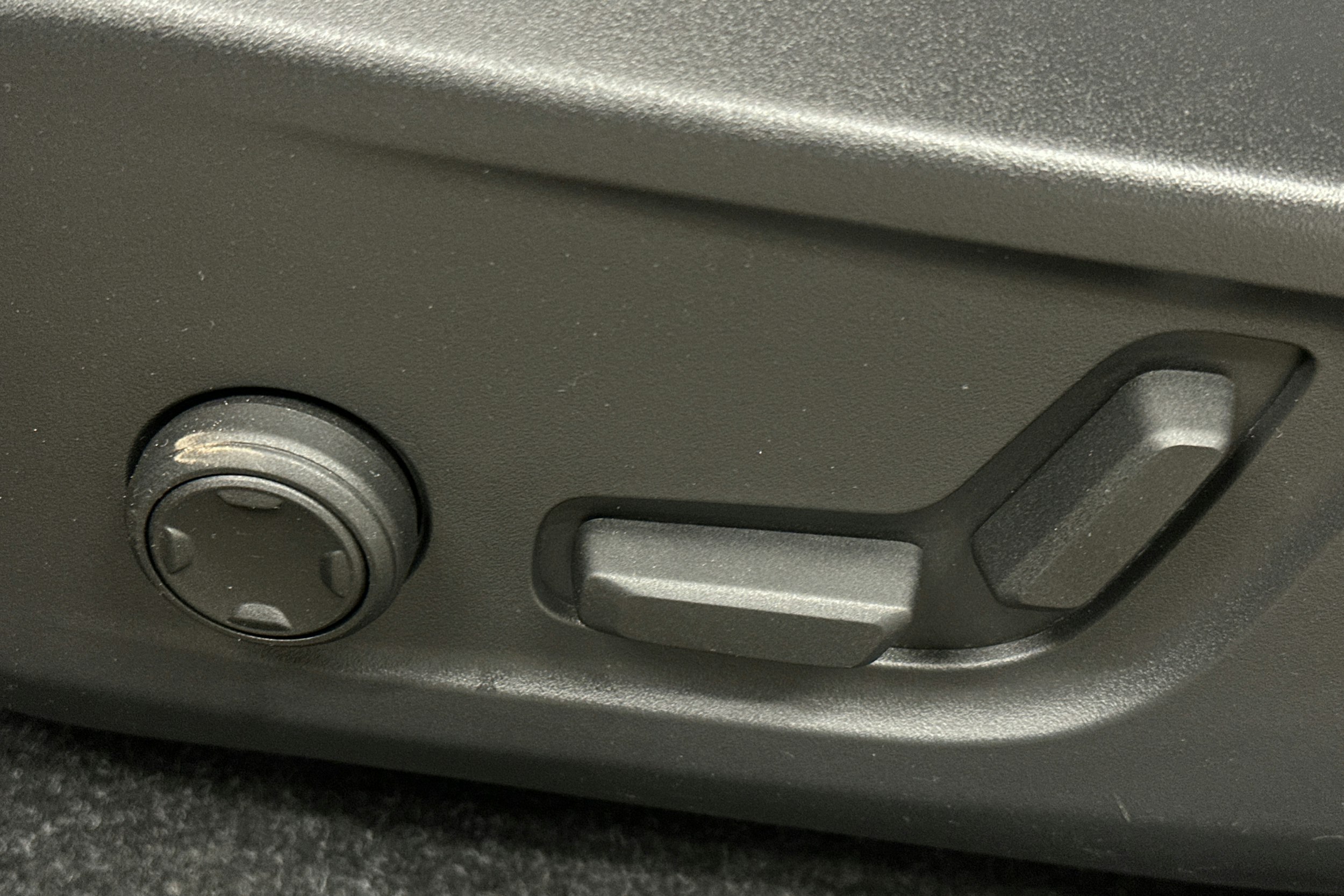 harmaa Volvo XC40 2023 kuva 15.