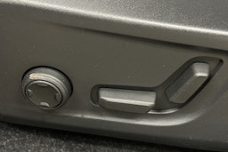 harmaa Volvo XC40 2023 kuva 15.