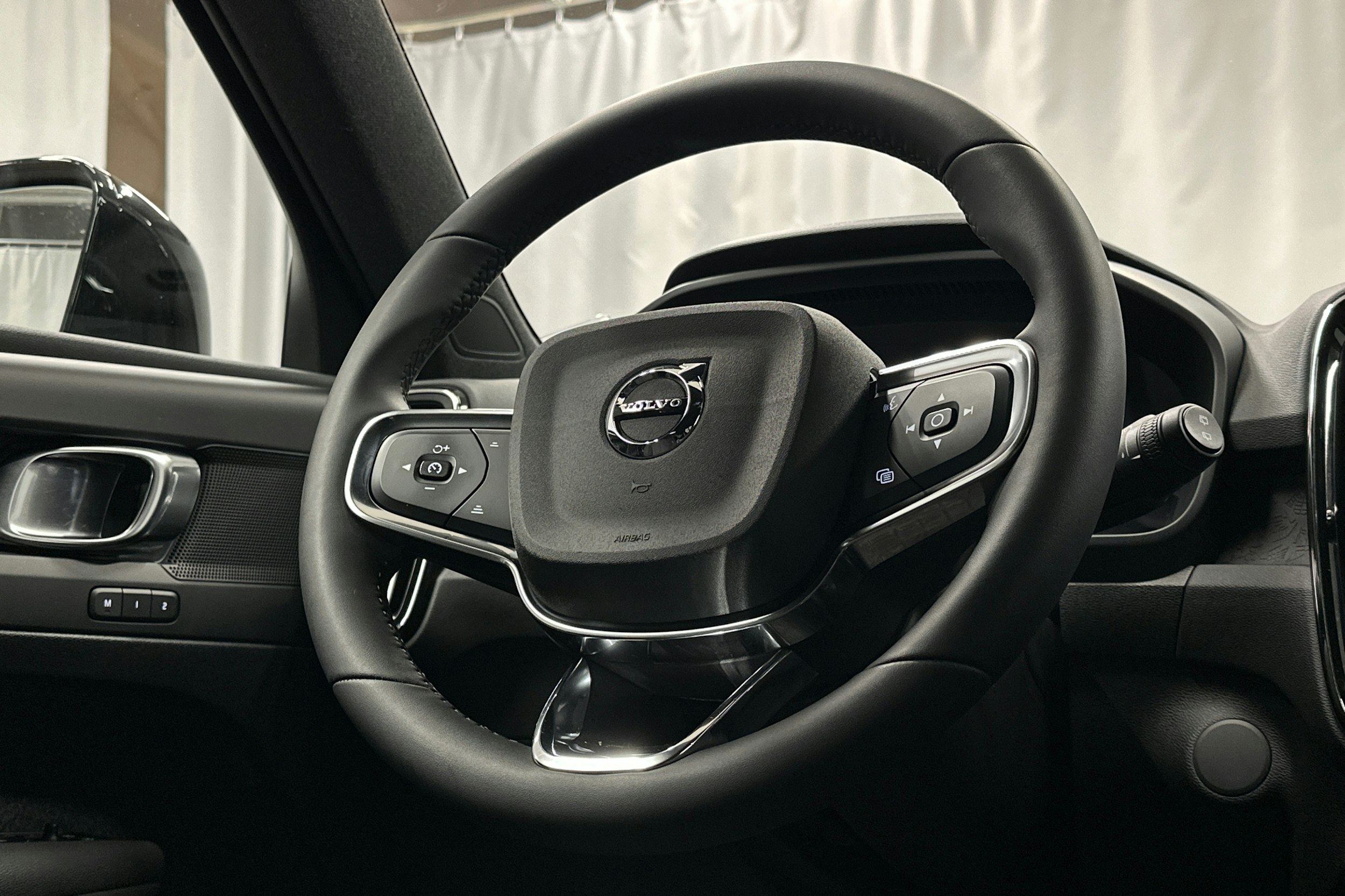 harmaa Volvo XC40 2023 kuva 17.