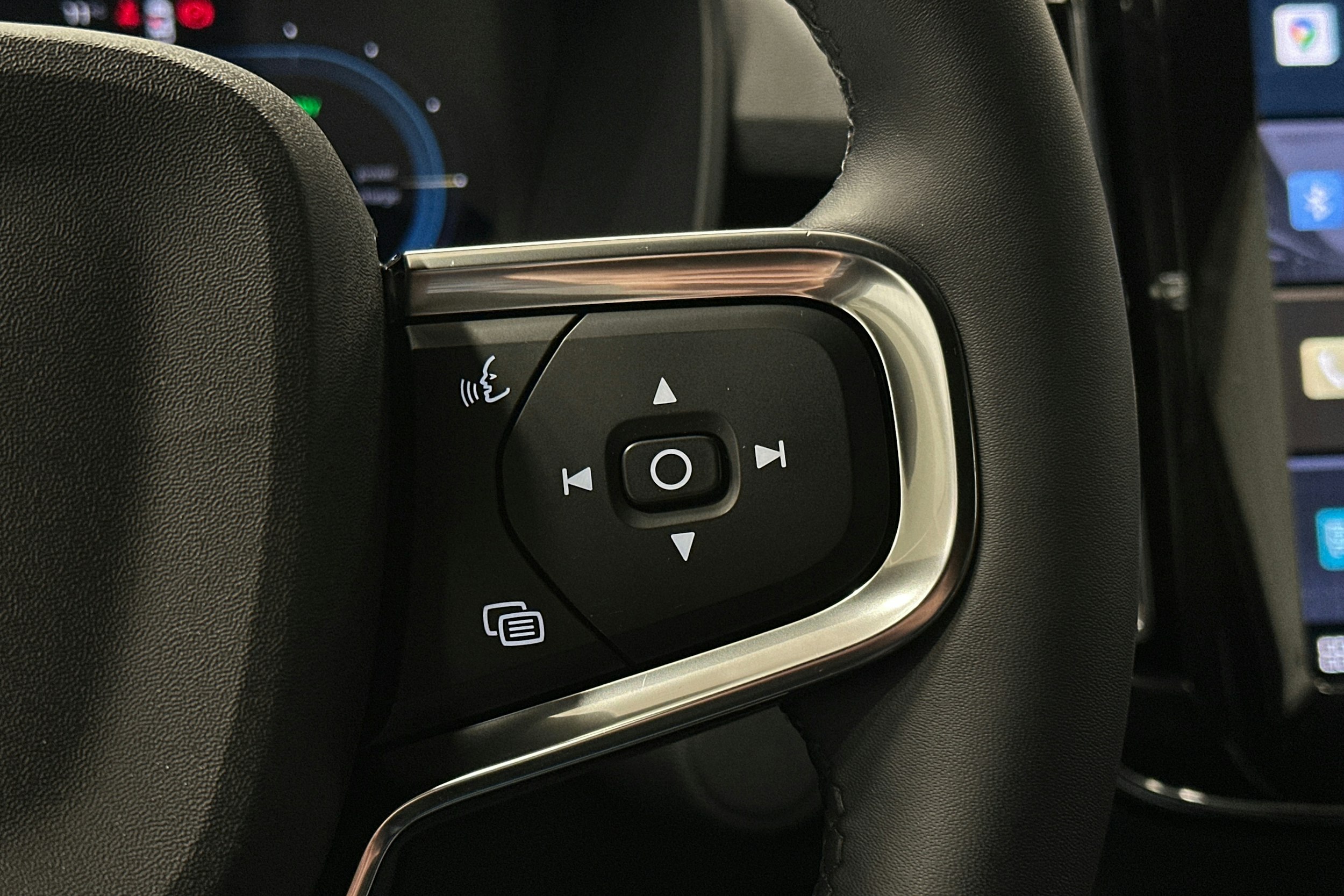 harmaa Volvo XC40 2023 kuva 19.