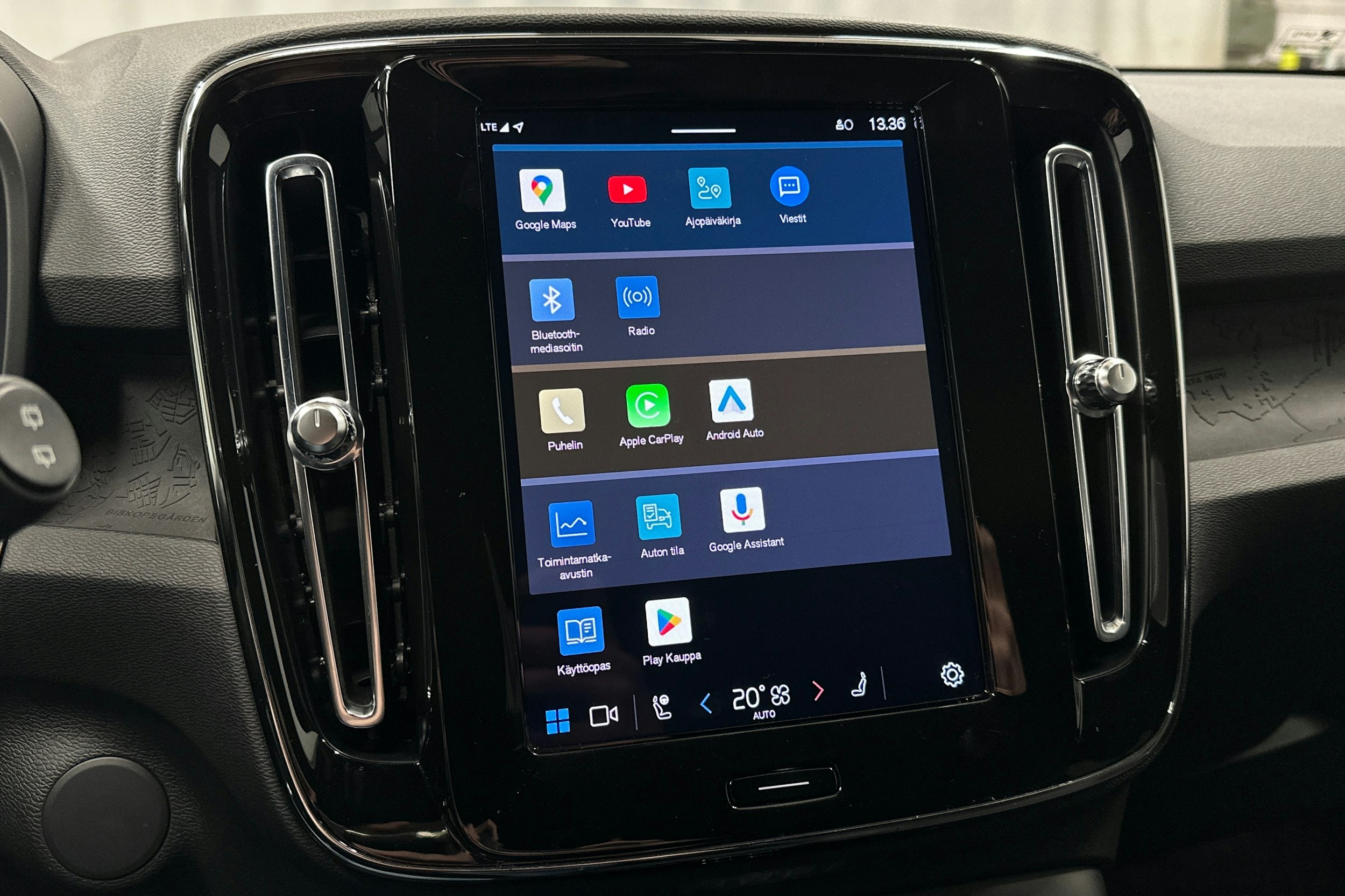 harmaa Volvo XC40 2023 kuva 21.