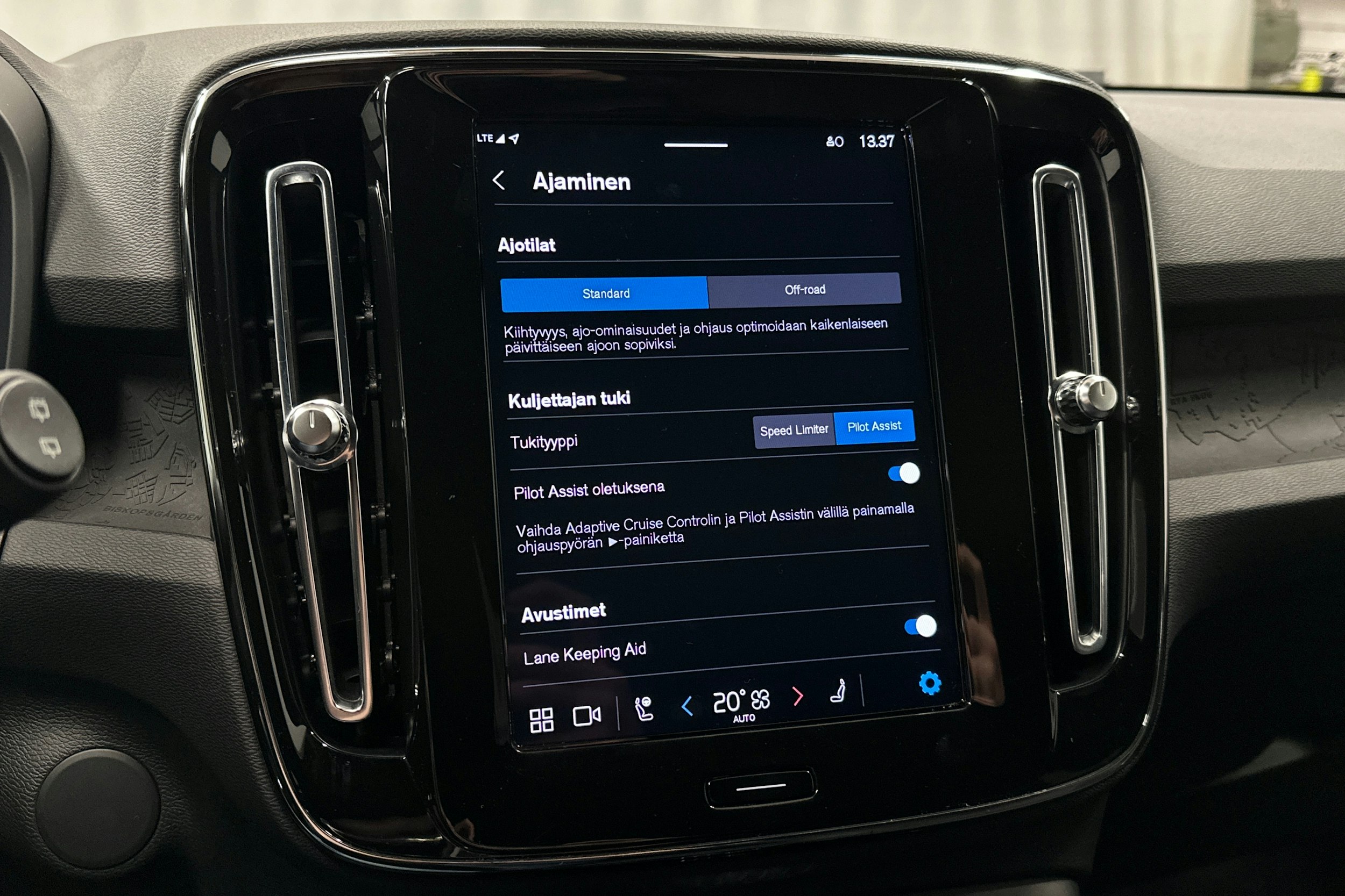 harmaa Volvo XC40 2023 kuva 23.