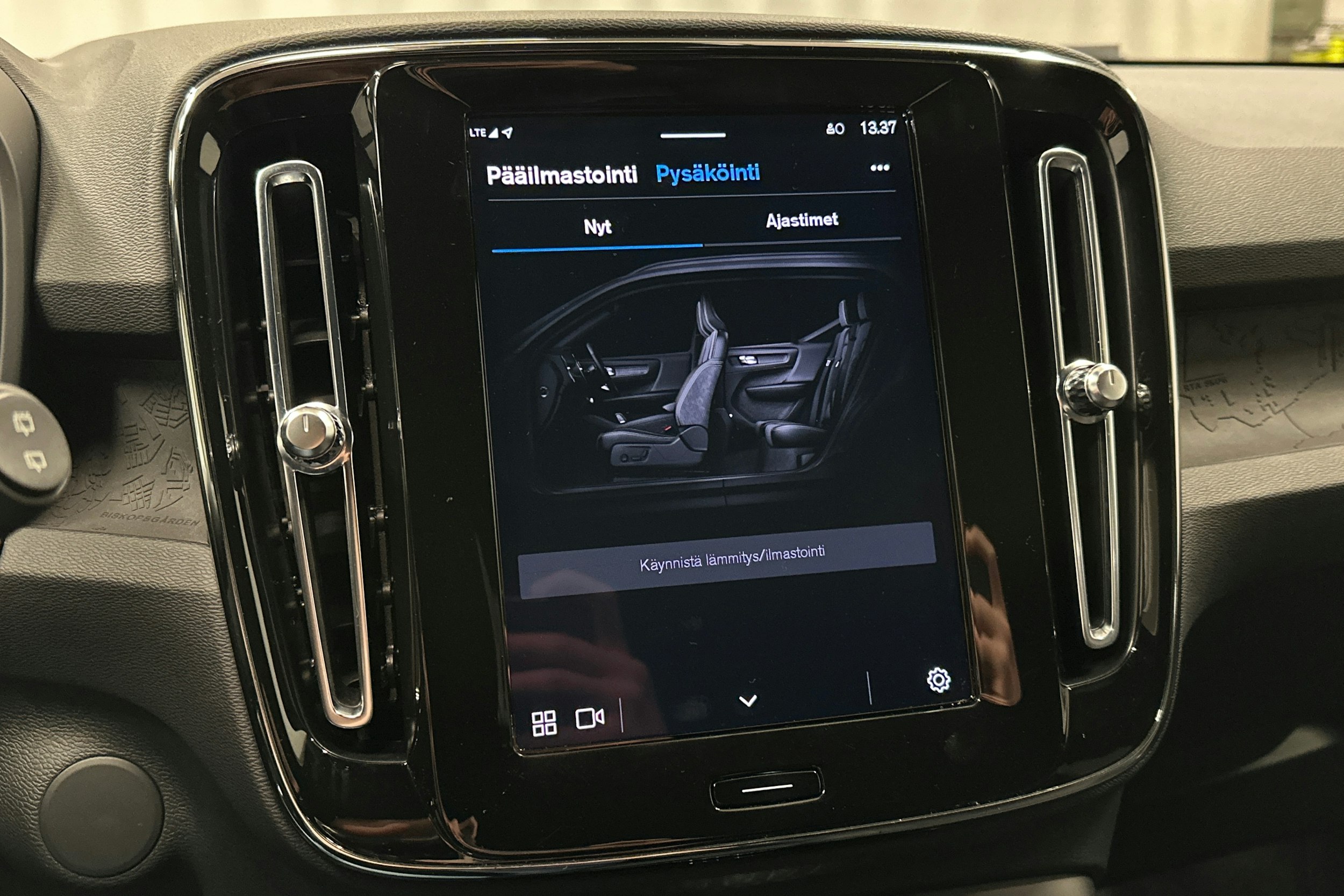 harmaa Volvo XC40 2023 kuva 25.