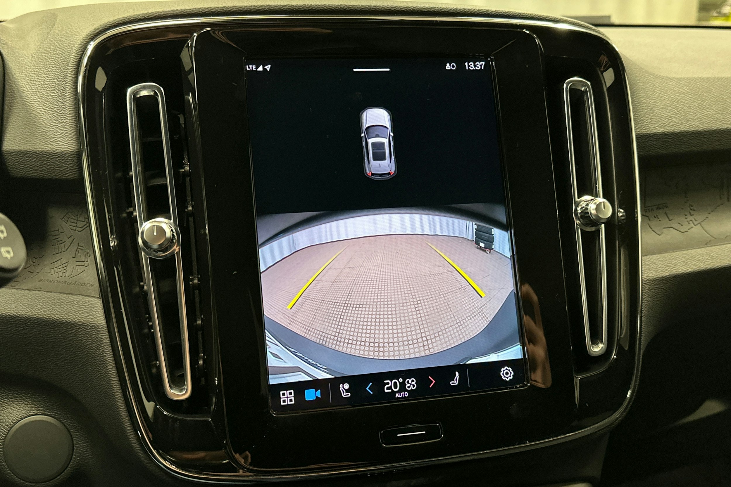 harmaa Volvo XC40 2023 kuva 26.