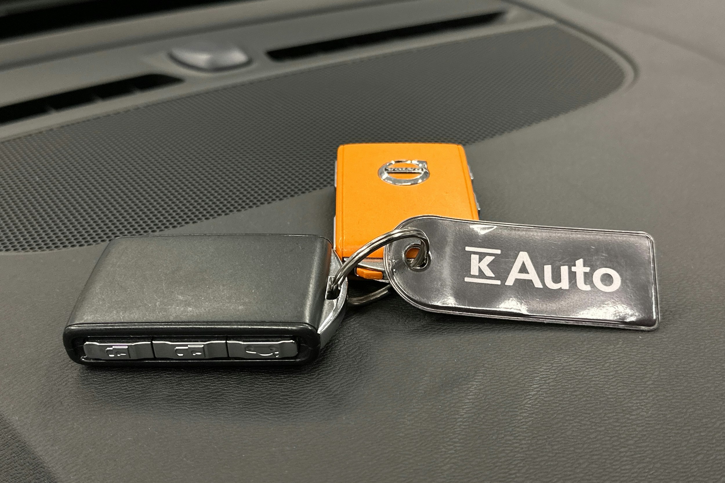 harmaa Volvo XC40 2023 kuva 29.