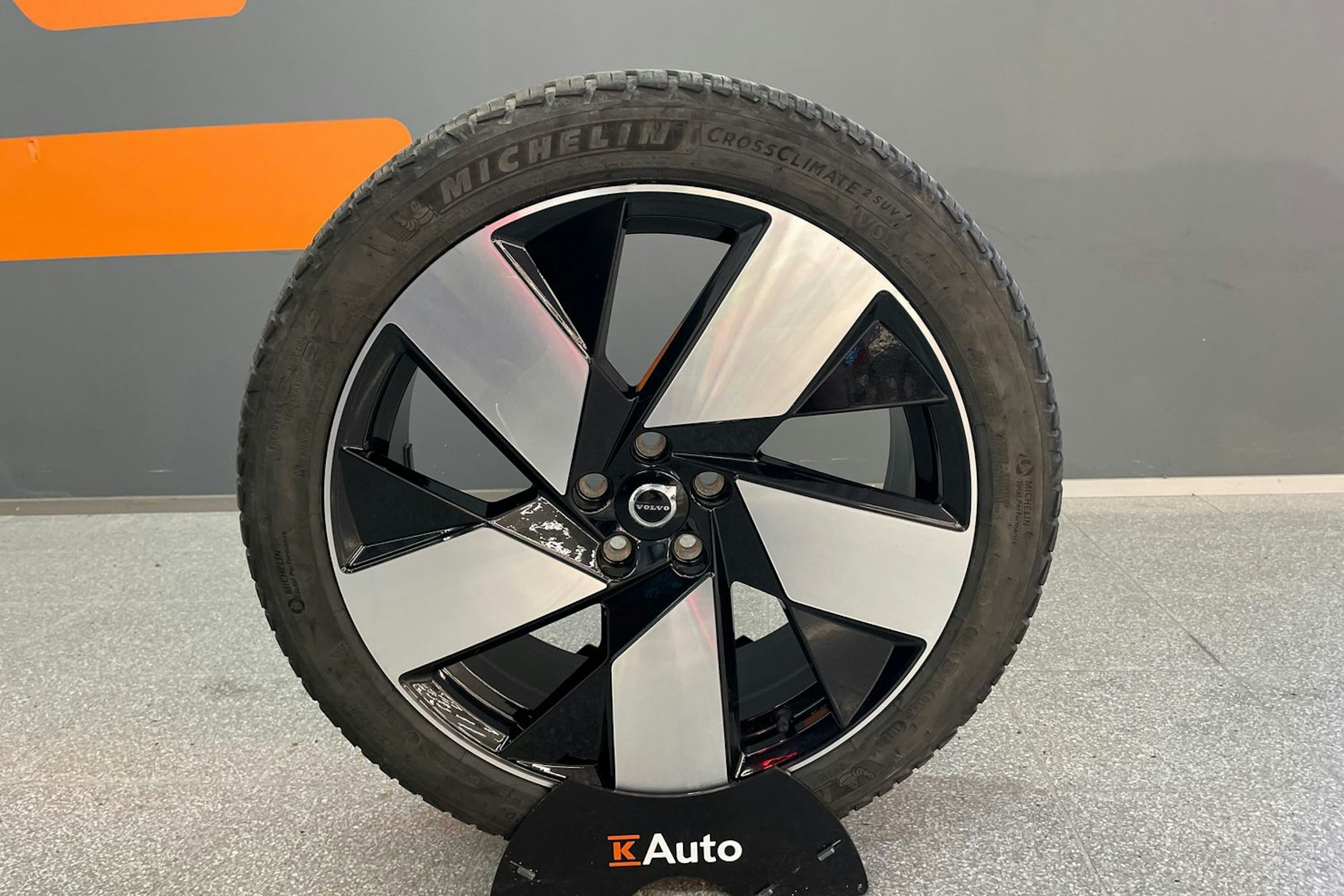 vihreä Volvo XC40 2023 kuva 13.