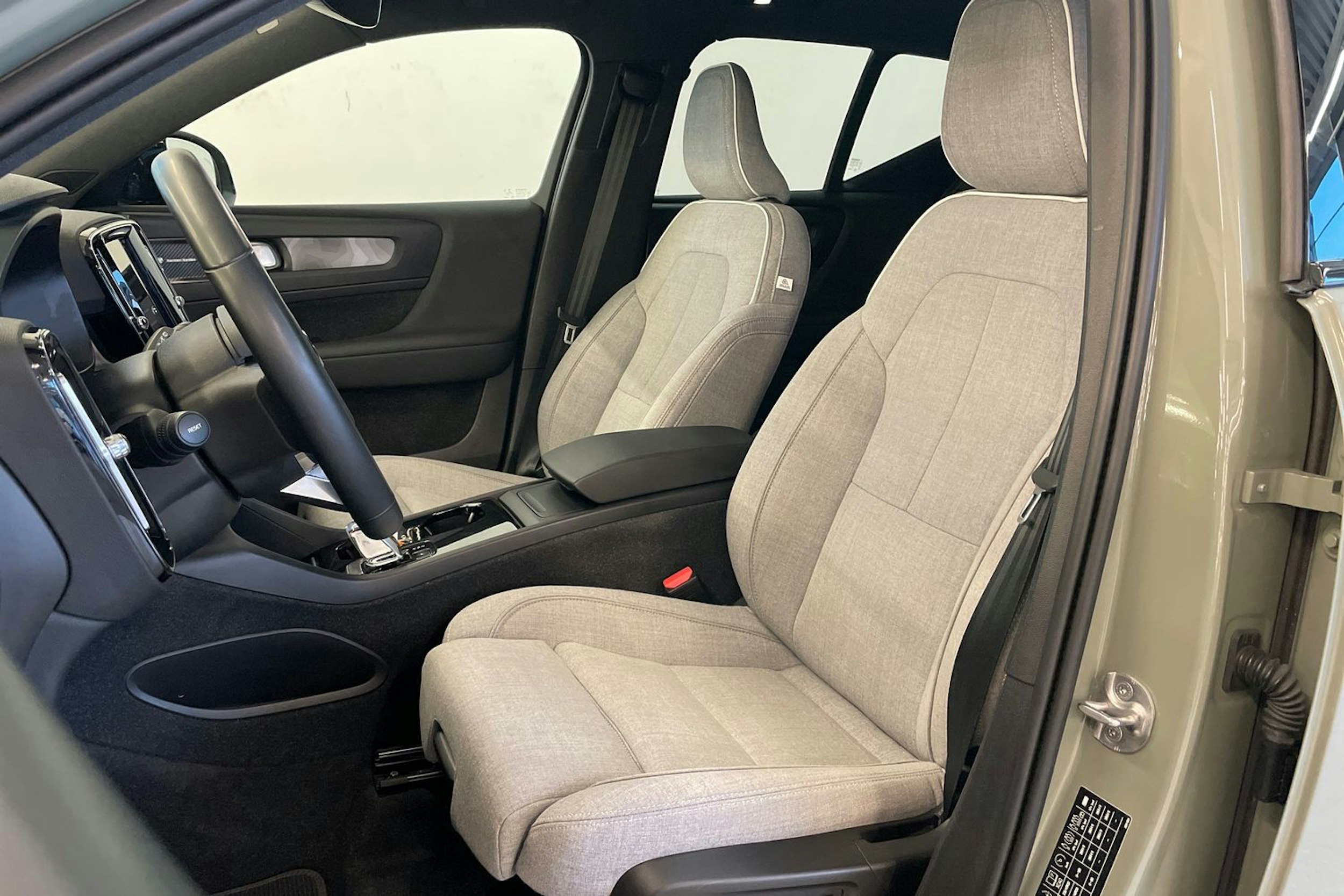 vihreä Volvo XC40 2023 kuva 16.