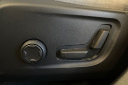 vihreä Volvo XC40 2023 kuva 17.