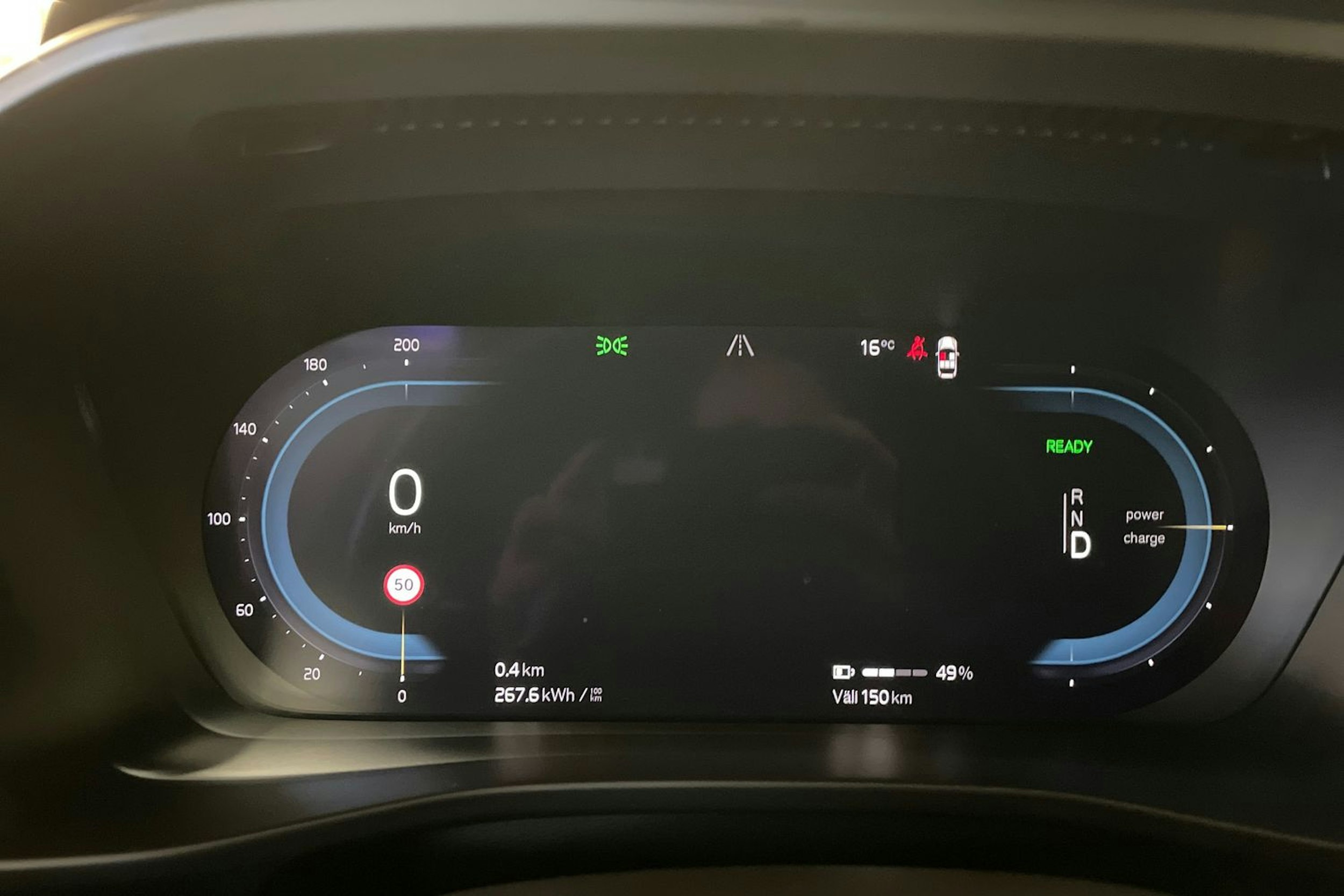 vihreä Volvo XC40 2023 kuva 19.