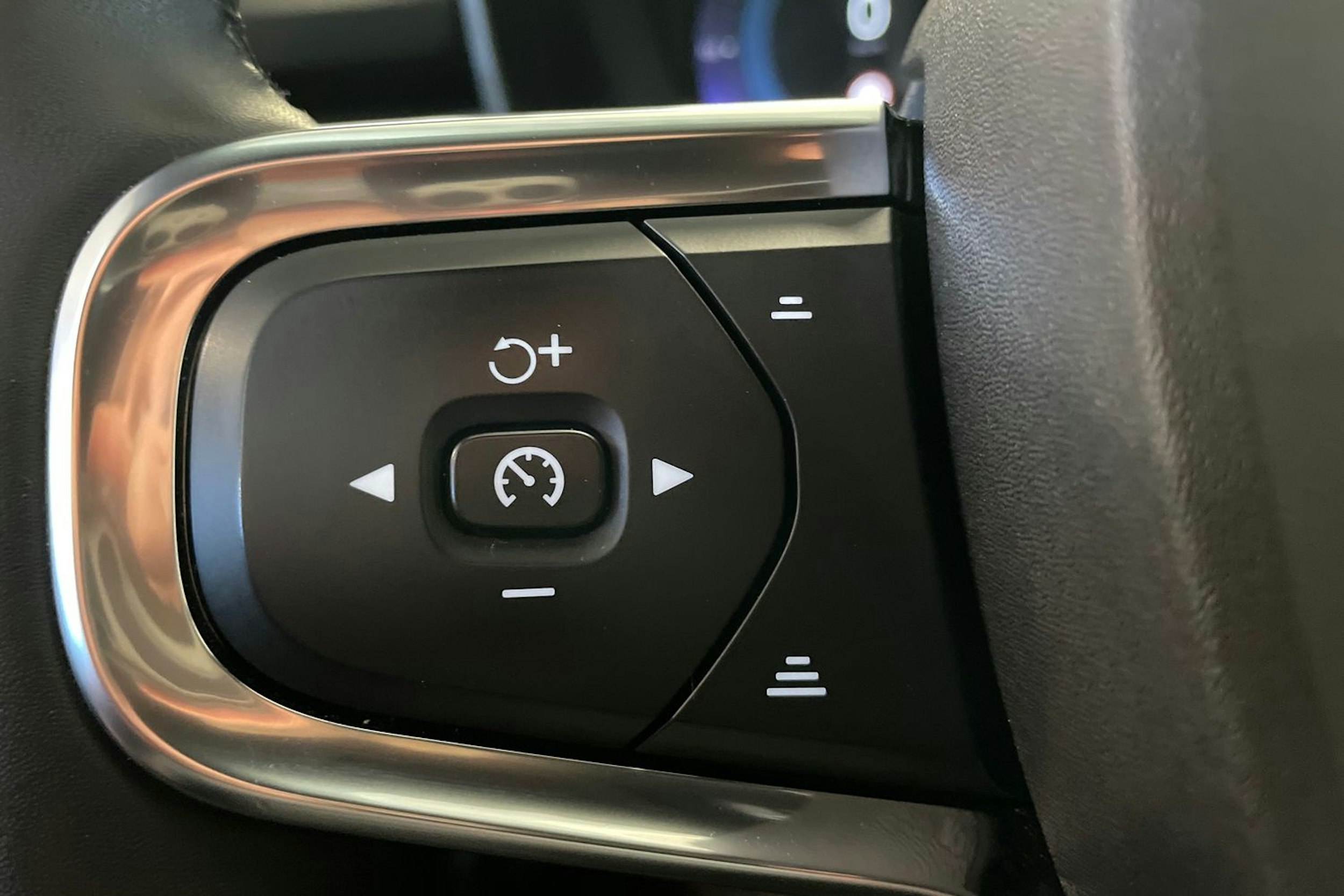 vihreä Volvo XC40 2023 kuva 20.