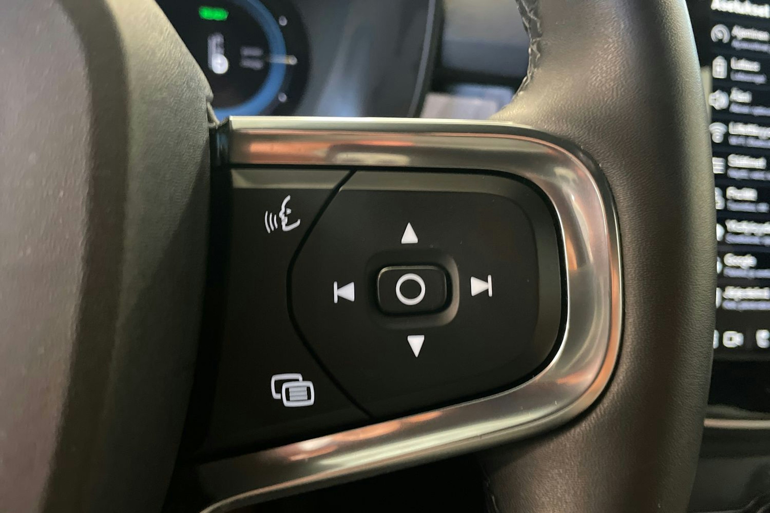 vihreä Volvo XC40 2023 kuva 21.