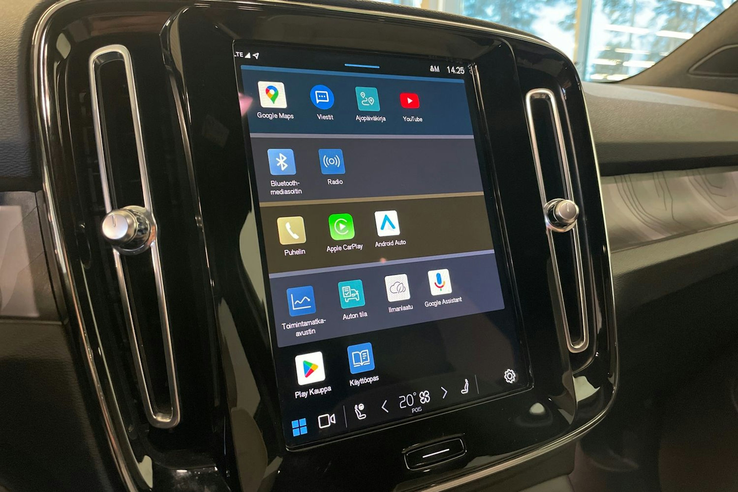 vihreä Volvo XC40 2023 kuva 23.