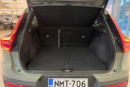 vihreä Volvo XC40 2023 kuva 26.