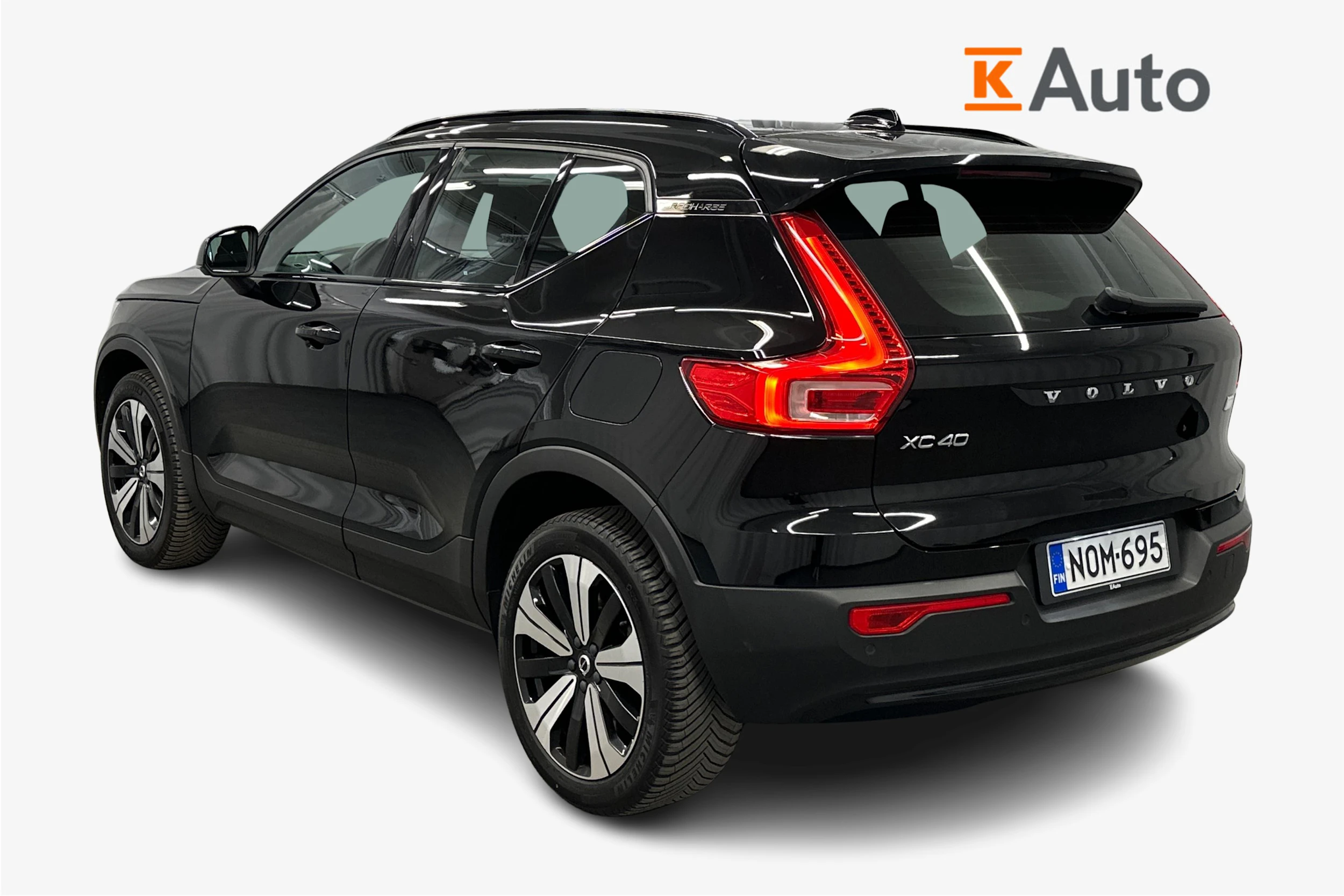 musta Volvo XC40 2023 kuva 3.