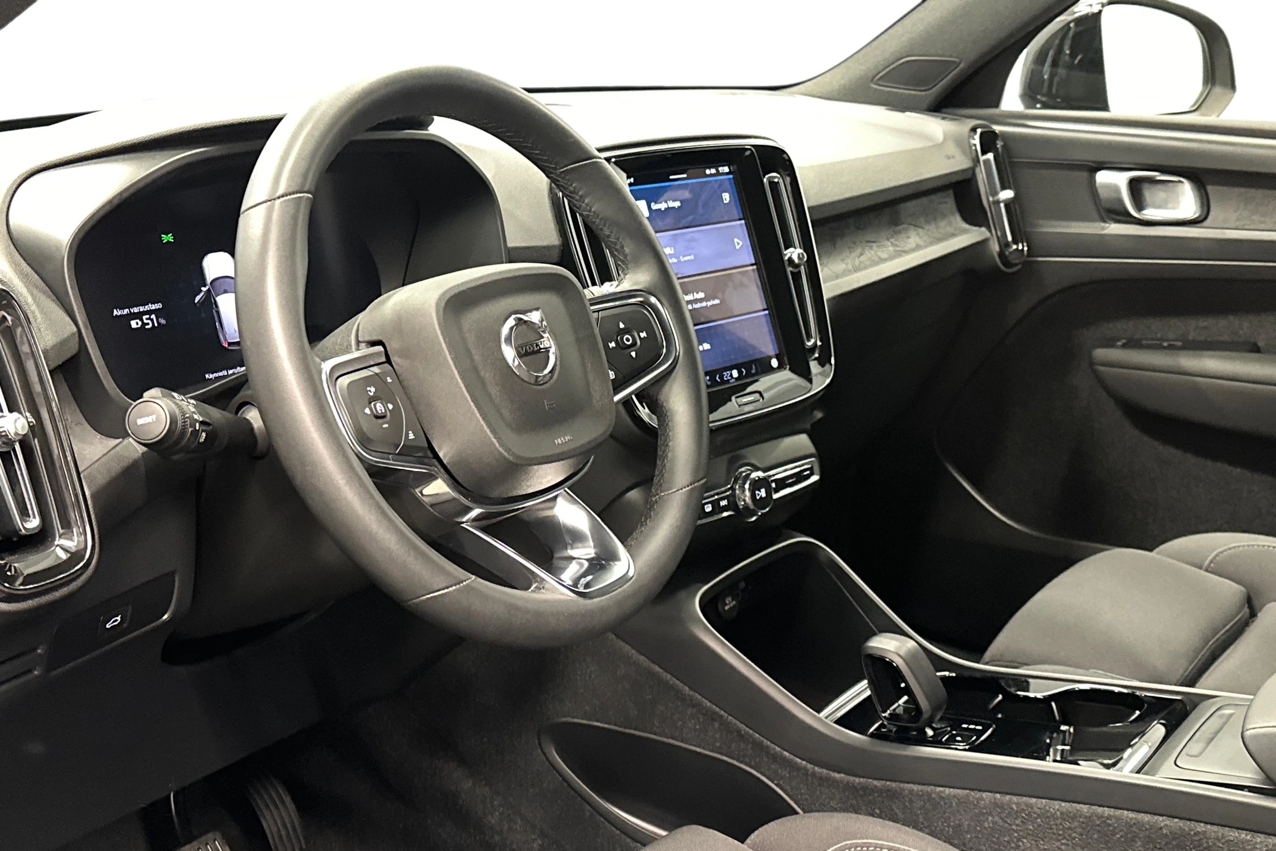 musta Volvo XC40 2023 kuva 8.