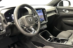 musta Volvo XC40 2023 kuva 8.