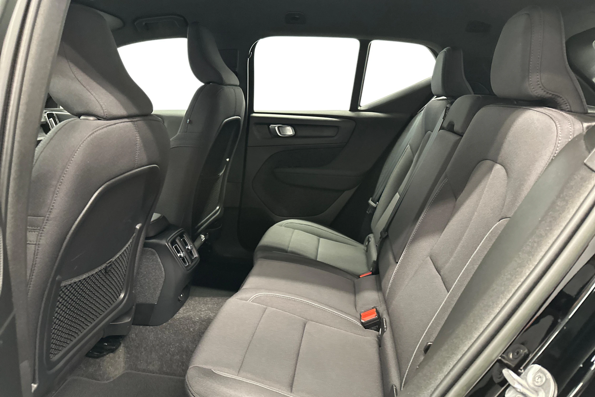 musta Volvo XC40 2023 kuva 11.