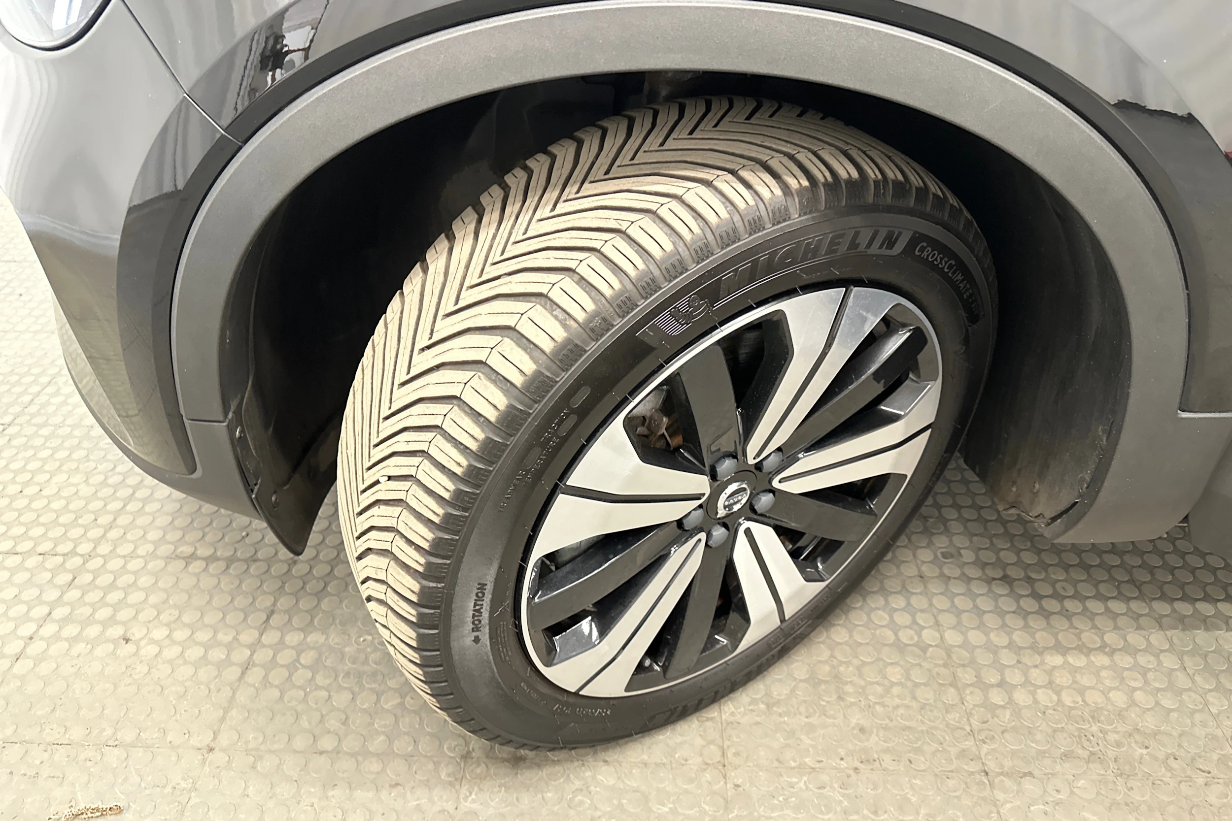 musta Volvo XC40 2023 kuva 13.