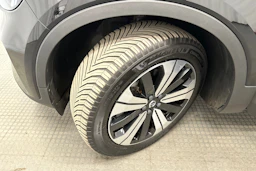 musta Volvo XC40 2023 kuva 13.