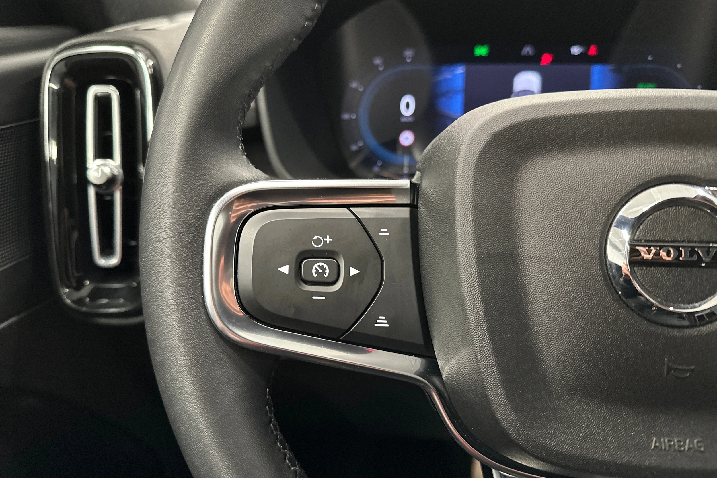 musta Volvo XC40 2023 kuva 15.