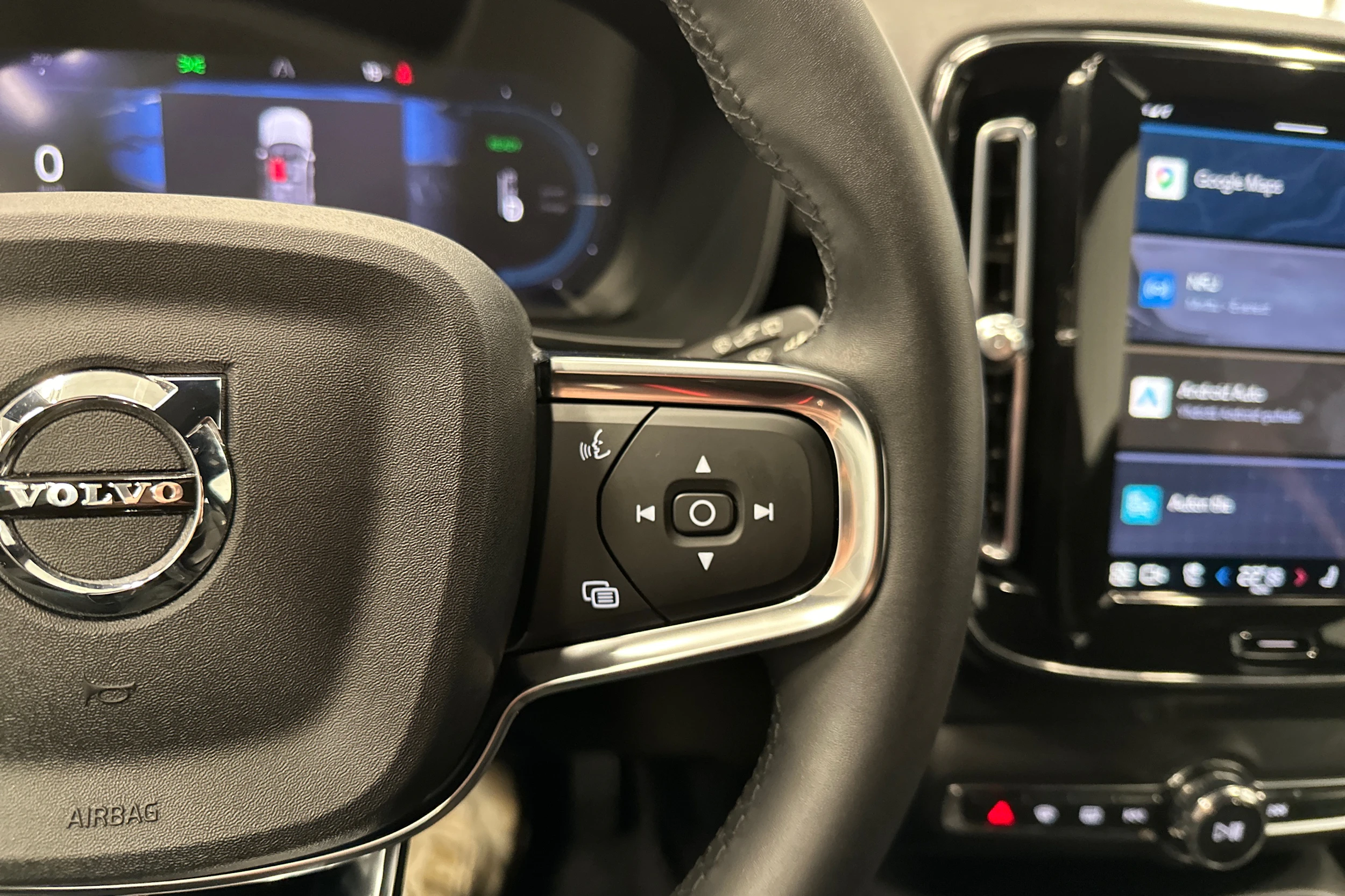 musta Volvo XC40 2023 kuva 16.