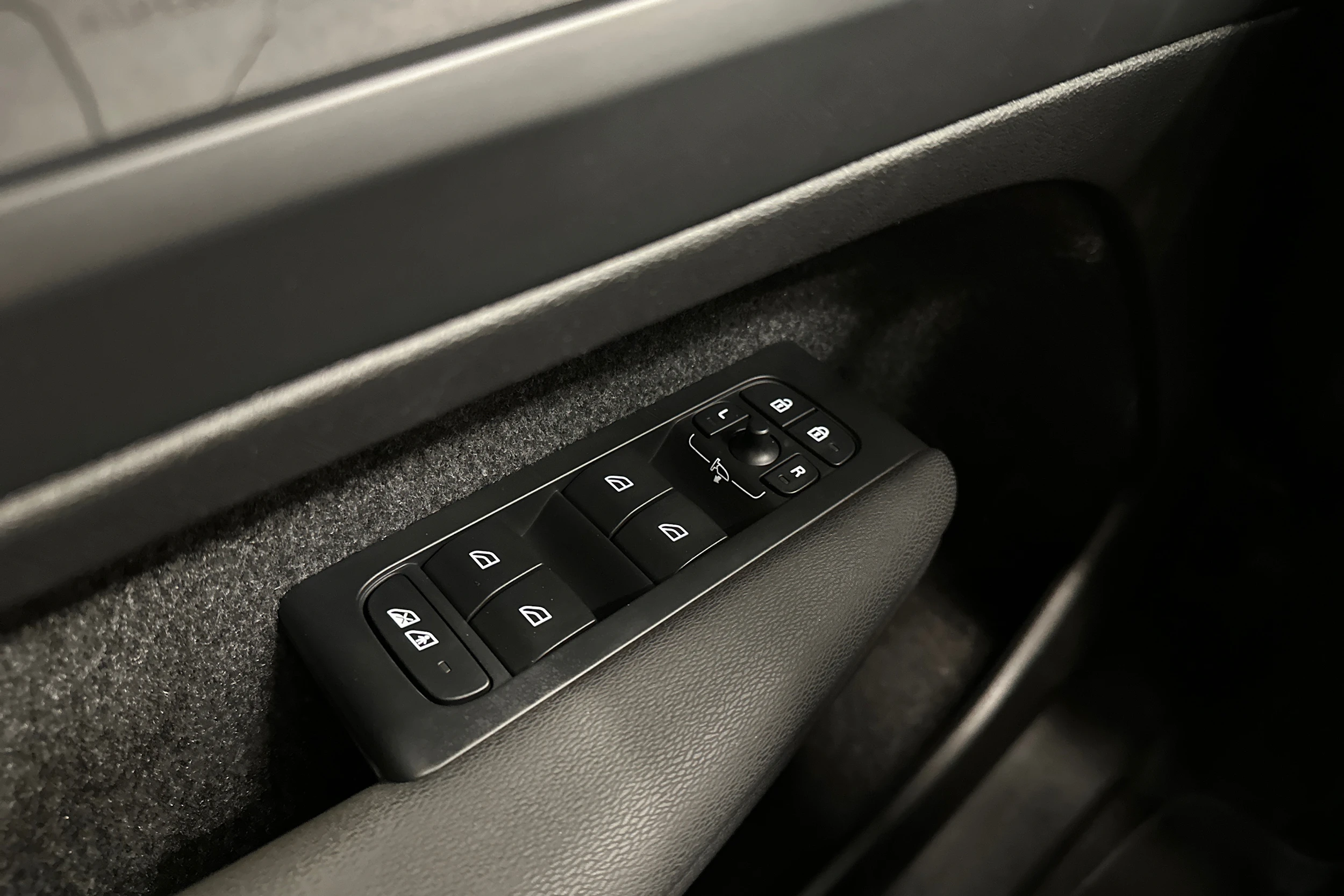 musta Volvo XC40 2023 kuva 18.