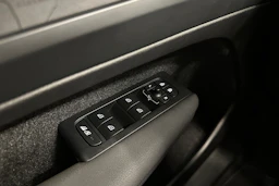 musta Volvo XC40 2023 kuva 18.