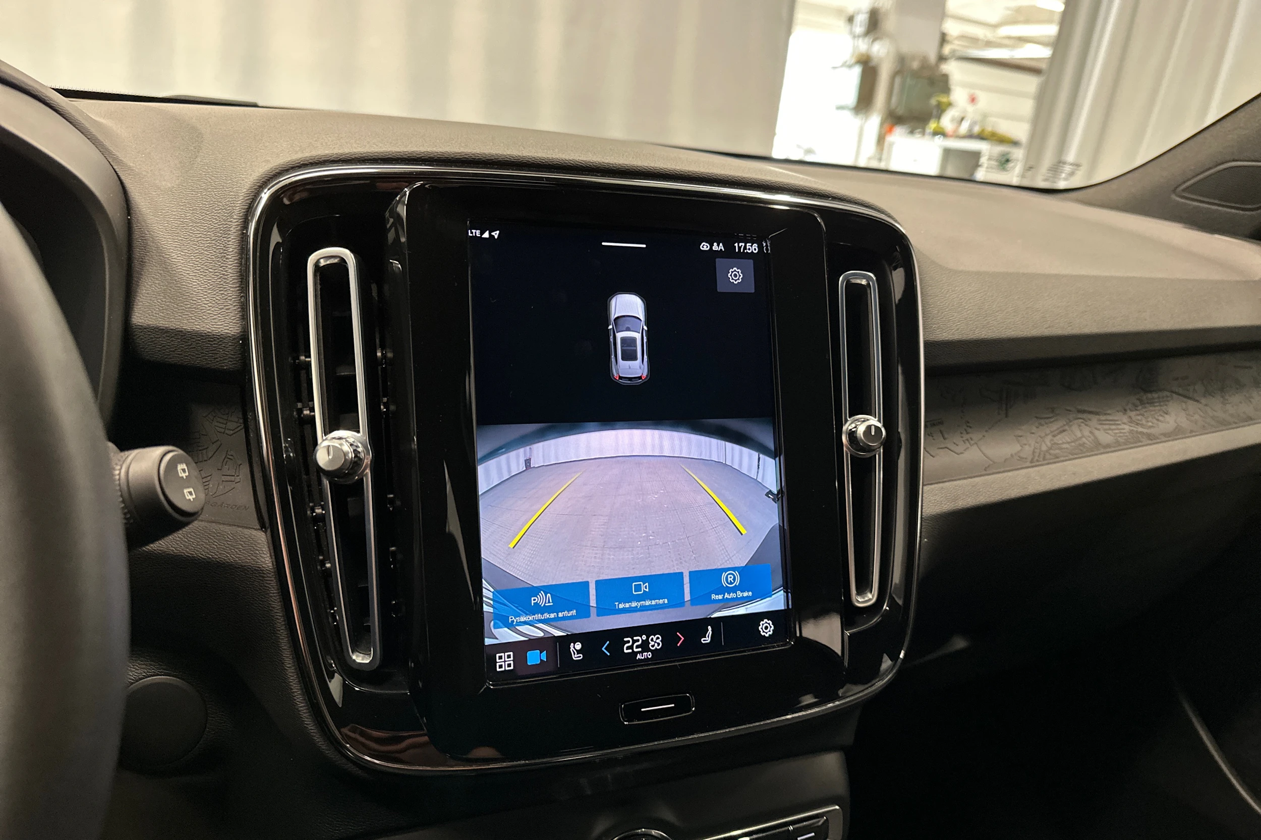 musta Volvo XC40 2023 kuva 19.