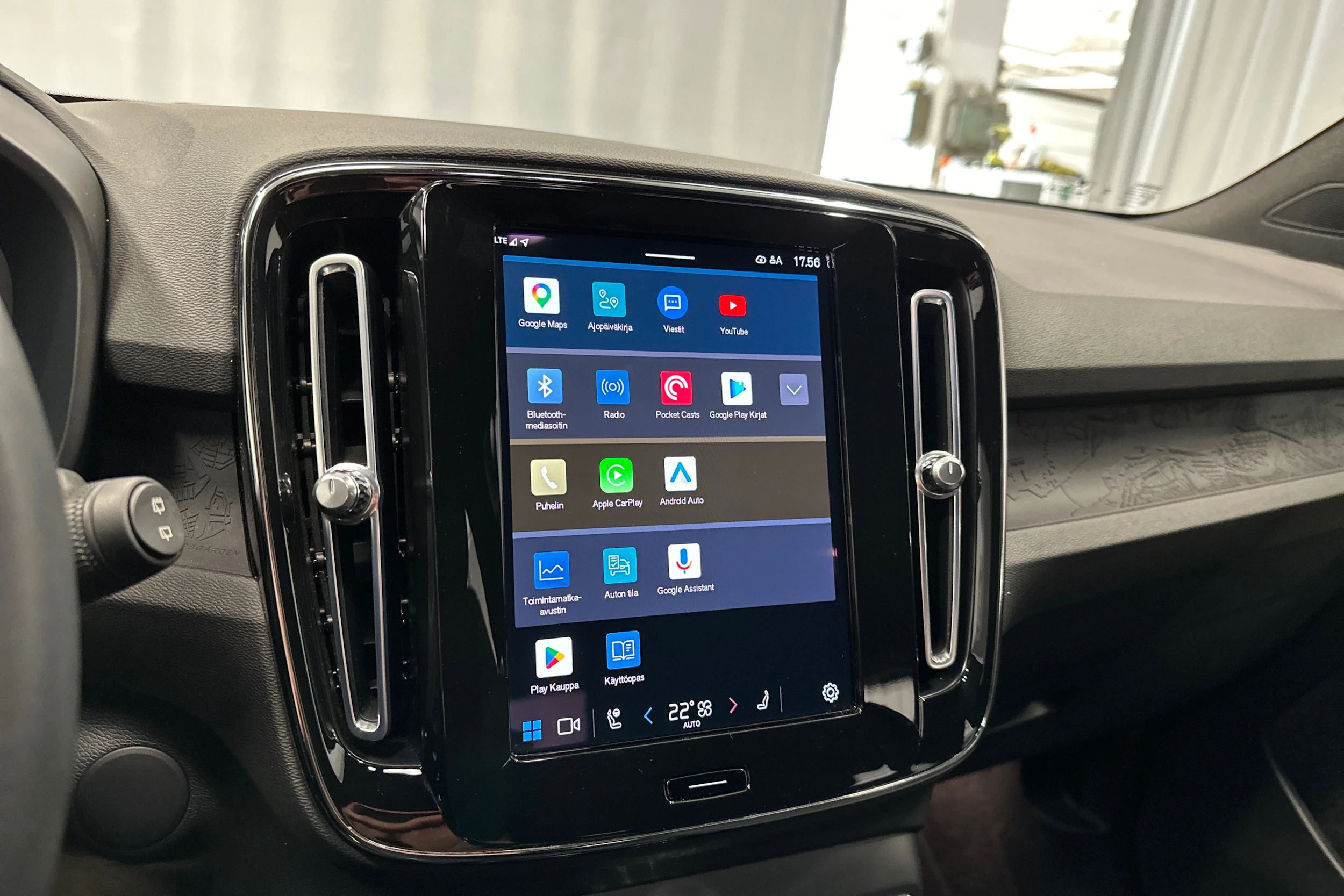 musta Volvo XC40 2023 kuva 20.