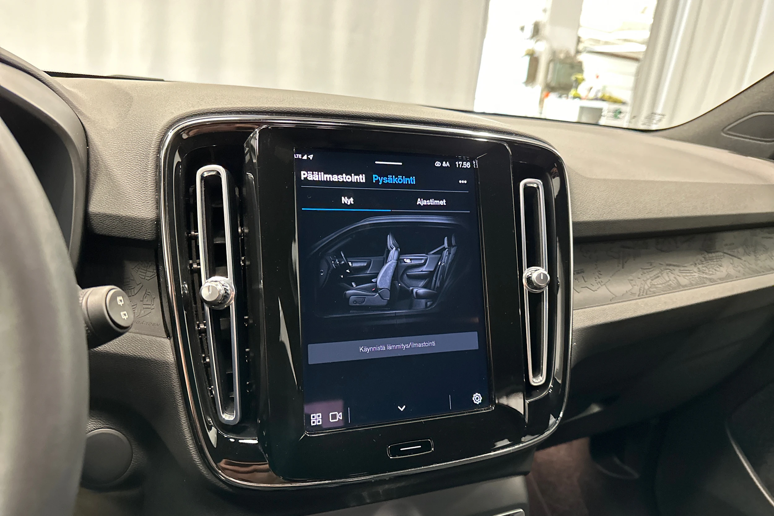 musta Volvo XC40 2023 kuva 21.